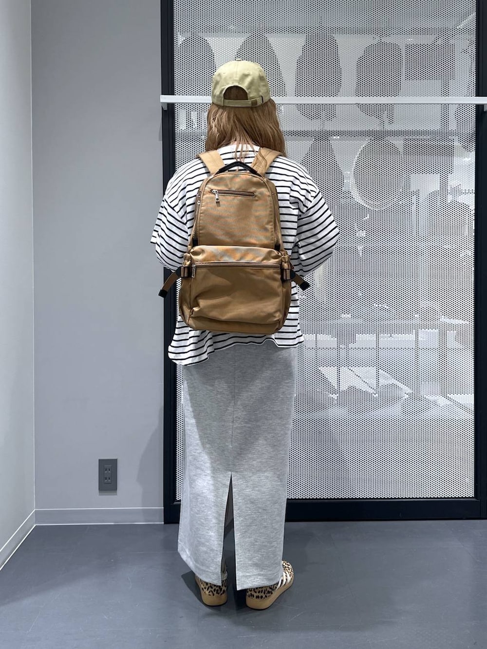 ベージュ系のその他シューズ、ベージュ系のバックパック/リュック、グレー系のスカートを着用したレディースの春コーディネートの3枚目の写真