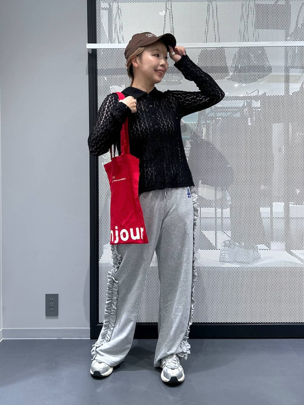 その他のタンクトップ、レッド系のトートバッグ、シルバー系のスウェットパンツを着用したレディースの秋コーディネートの2枚目の写真