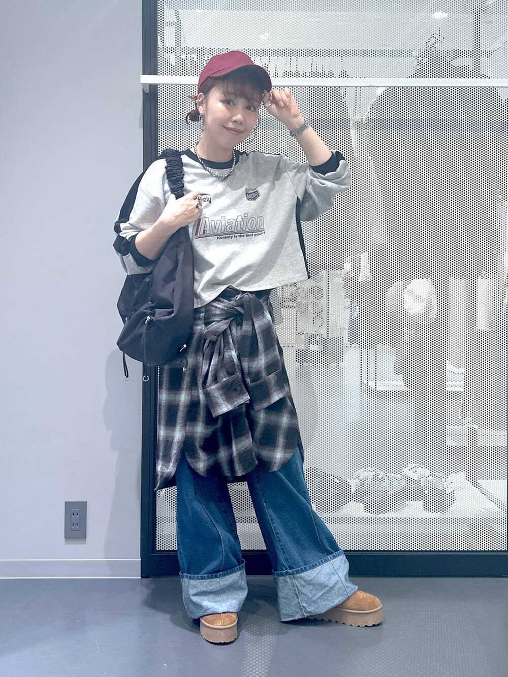 ブラック系のショルダーバッグ、ブルー系のデニムパンツ、ブルー系のシャツ/ブラウスを着用したレディースの秋コーディネートの2枚目の写真