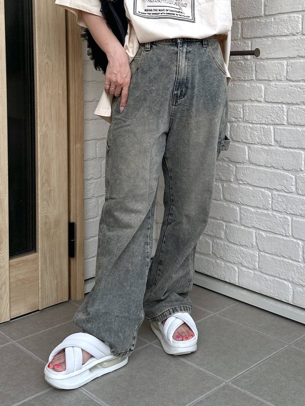 ブラック系のショルダーバッグ、ホワイト系のサンダル、その他のデニムパンツを着用したレディースの夏コーディネートの5枚目の写真