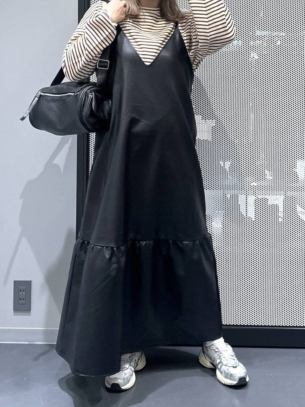 ブラウン系のパーカー、その他のピアス(両耳用)、ブルー系のキャップを着用したレディースの秋コーディネートの5枚目の写真