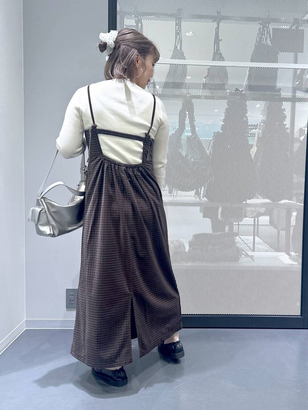 ホワイト系のニット/セーター、ブラック系のブルゾン、ブラック系のローファーを着用したレディースの冬コーディネートの3枚目の写真