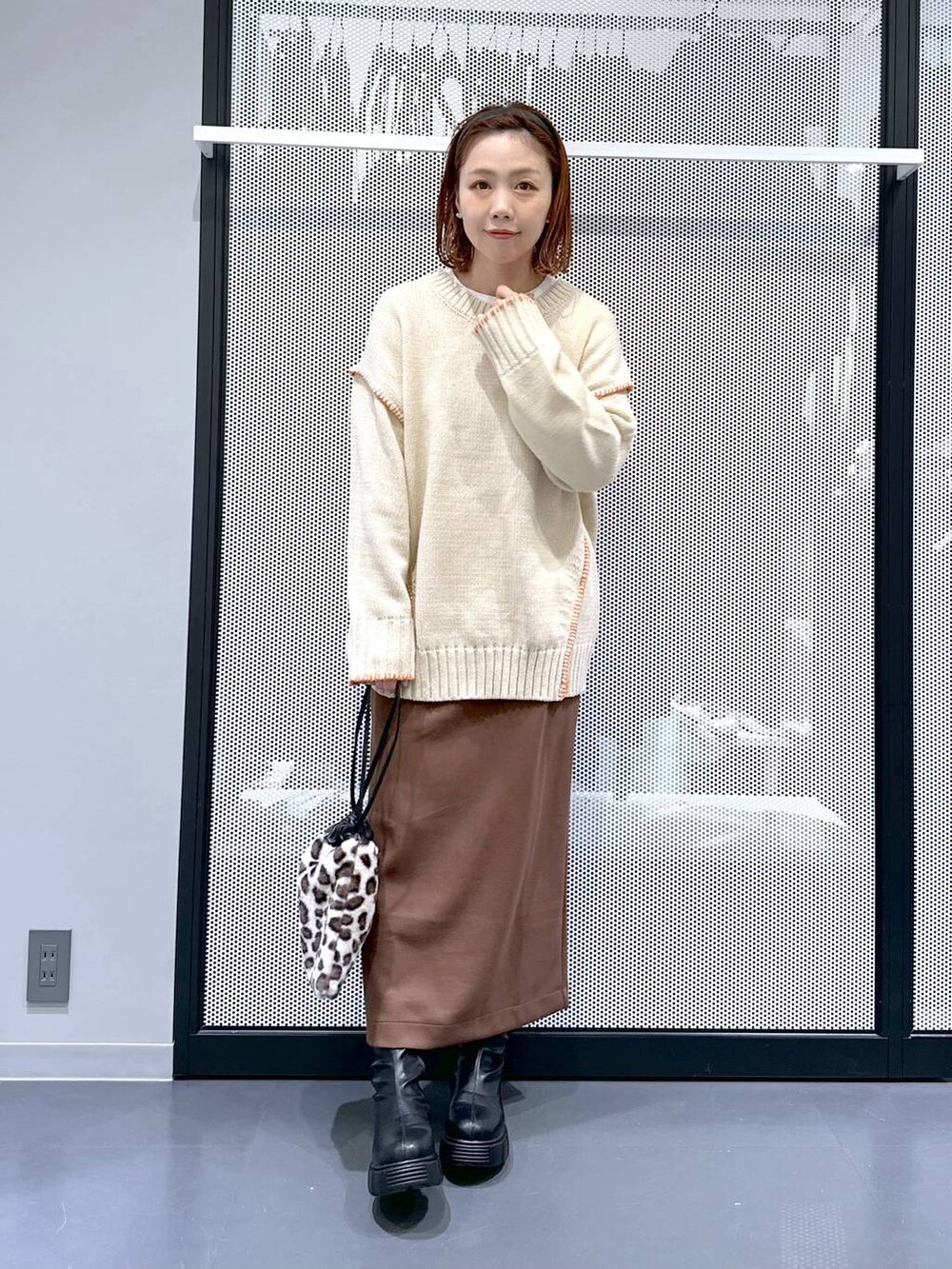 ホワイト系のブルゾン、その他のショルダーバッグ、ブラック系のブーツを着用したレディースの冬コーディネートの9枚目の写真