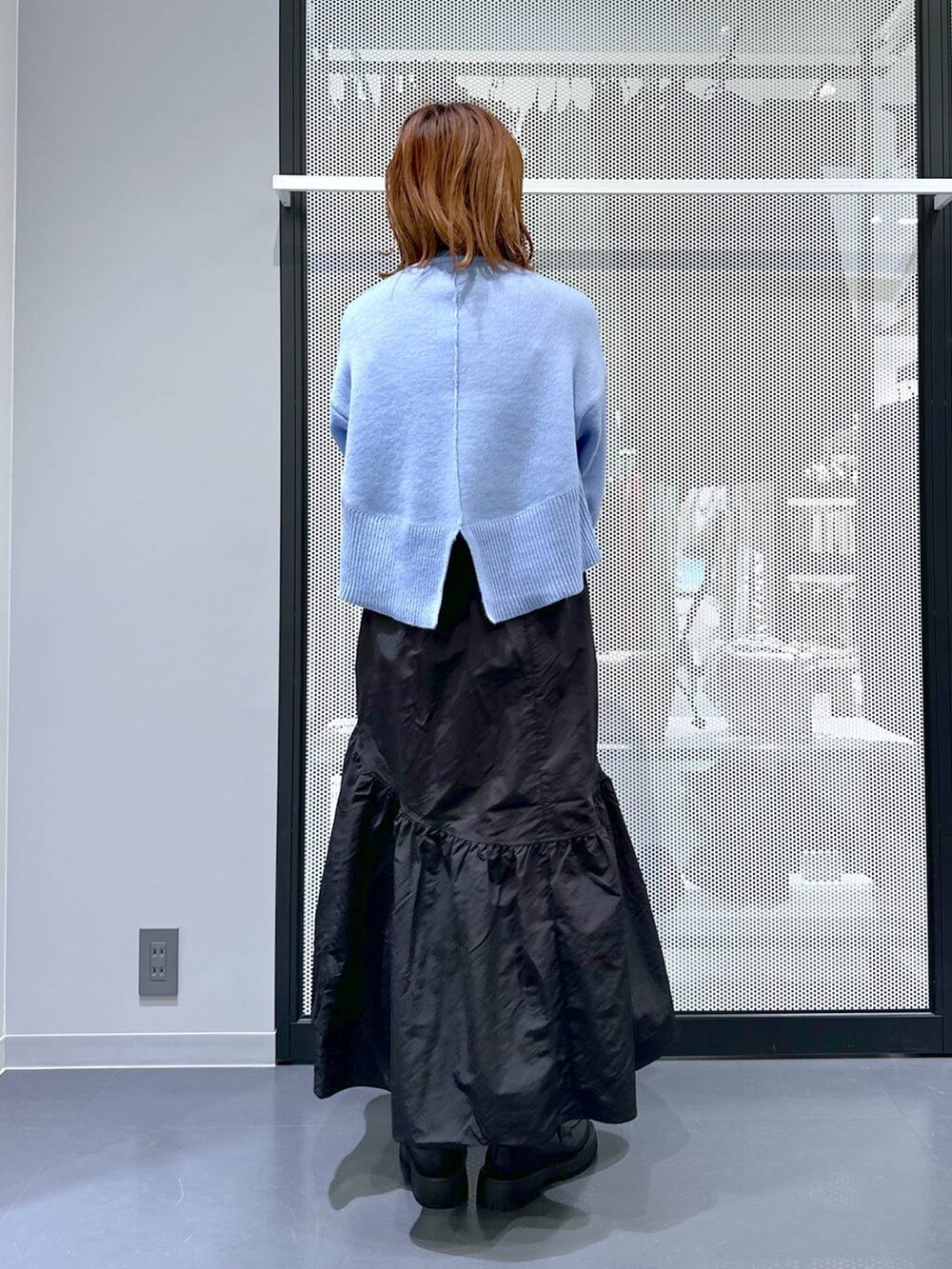 ホワイト系のショルダーバッグ、ブラック系のローファー、ベージュ系のブルゾンを着用したレディースの冬コーディネートの4枚目の写真