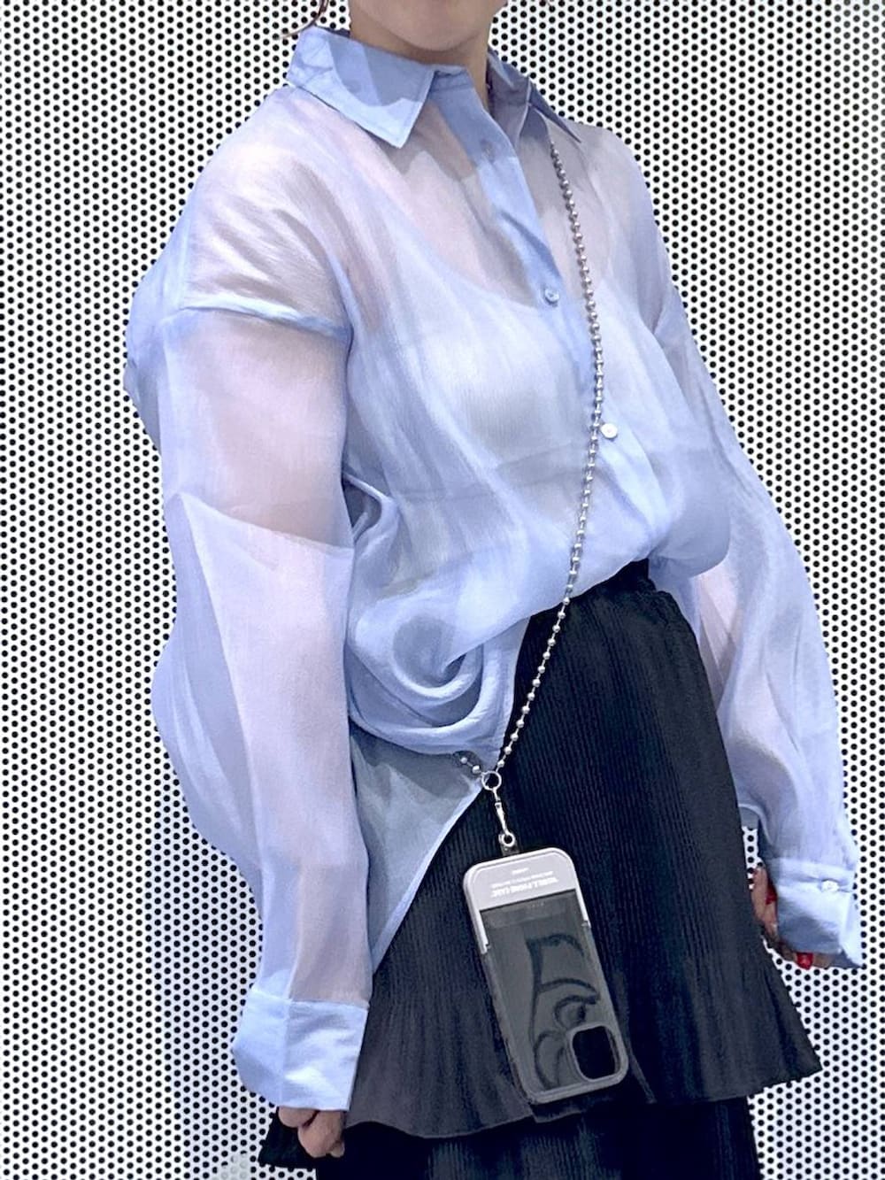 ブラック系のスニーカー、ブラック系のスカート、ブルー系のシャツ/ブラウスを着用したレディースの春コーディネートの5枚目の写真