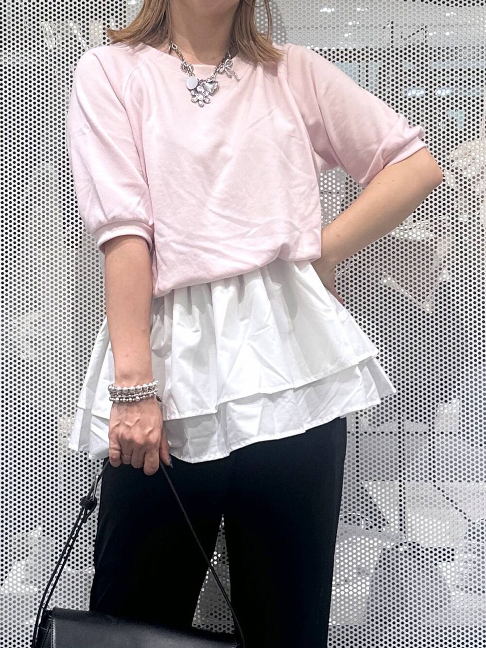 ブラック系のショルダーバッグ、ブラック系のその他パンツ、その他のピアス(両耳用)を着用したレディースの夏コーディネートの4枚目の写真