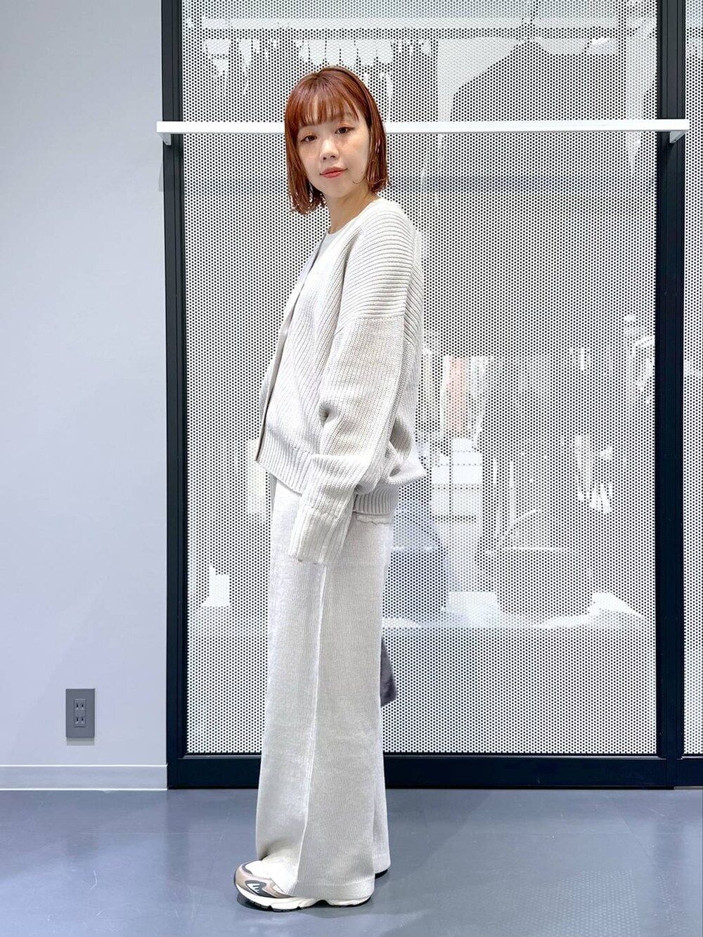 ブラウン系のスニーカー、グレー系のカーディガン/ボレロ、グレー系のその他パンツを着用したレディースの秋コーディネートの2枚目の写真