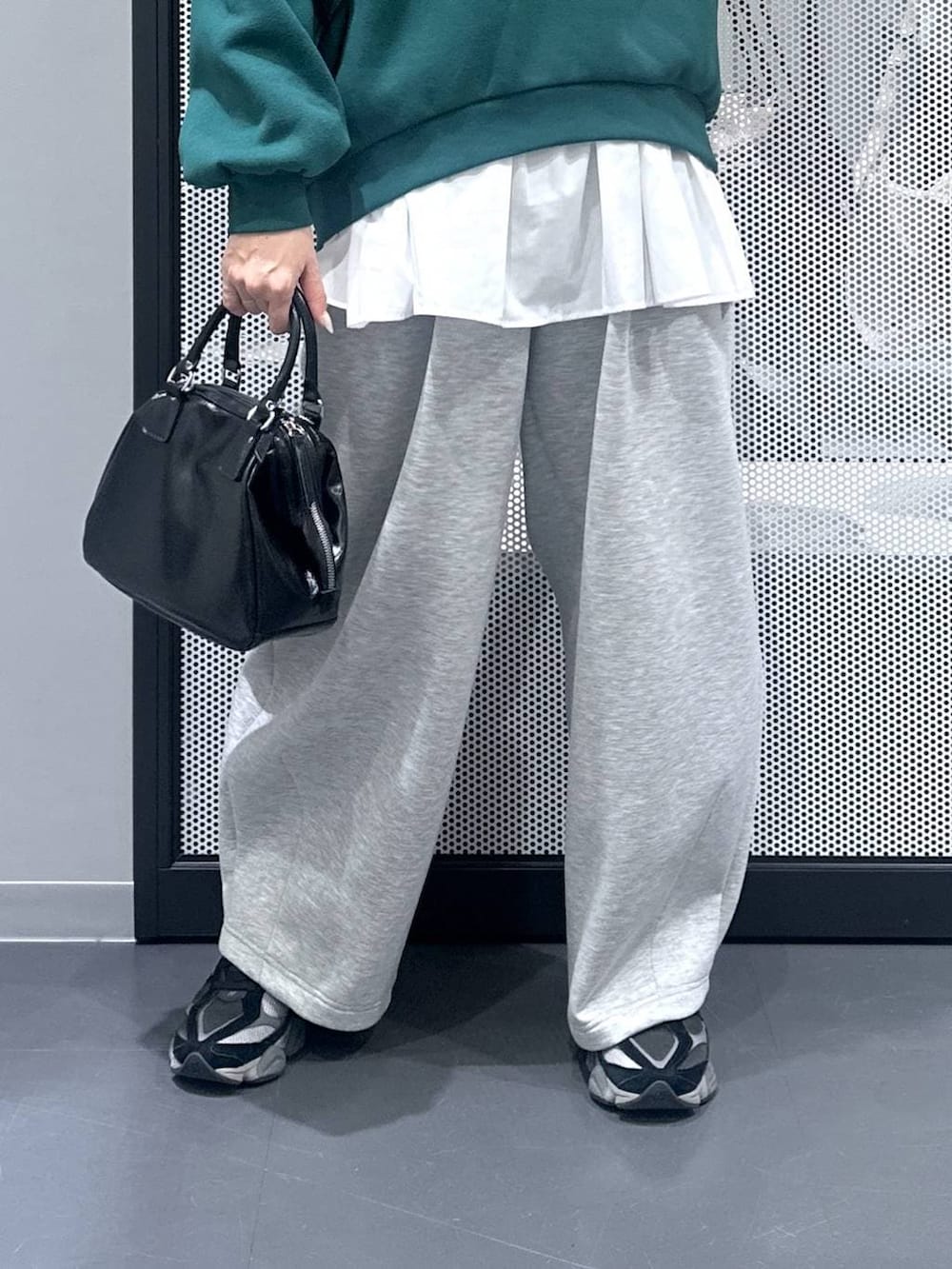 ブルー系のトートバッグ、ベージュ系のブルゾン、ブラック系のショルダーバッグを着用したレディースの冬コーディネートの5枚目の写真