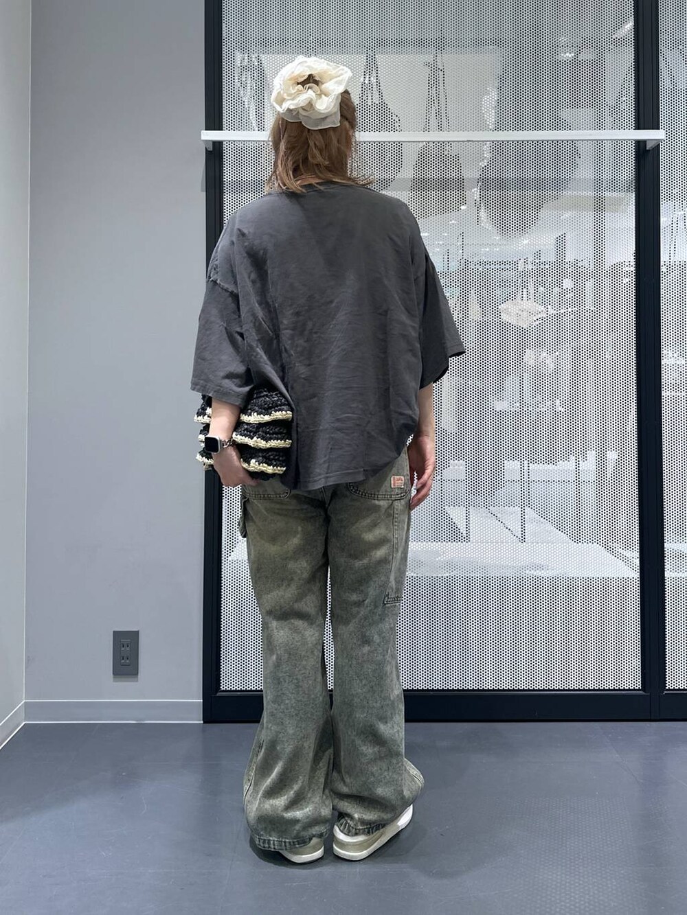 ブラック系のショルダーバッグ、その他のピアス（両耳用）、シルバー系のデジタル腕時計を着用したレディースの夏コーディネートの2枚目の写真