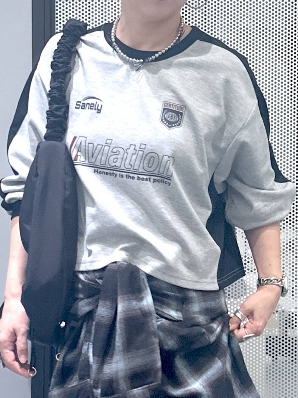 ブラック系のショルダーバッグ、ブルー系のデニムパンツ、ブルー系のシャツ/ブラウスを着用したレディースの秋コーディネートの6枚目の写真