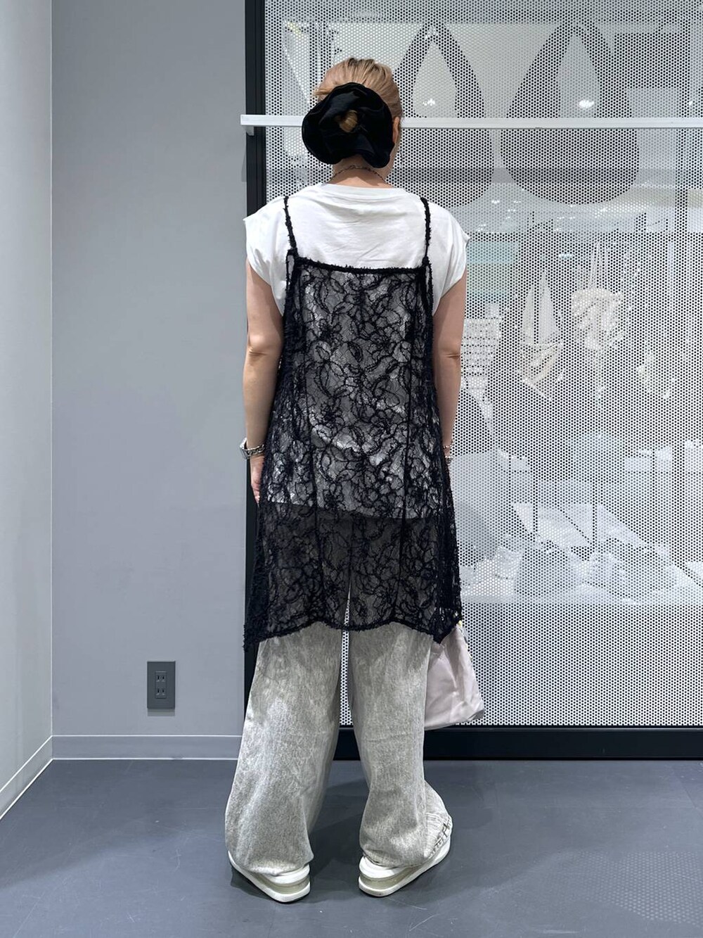 ホワイト系のショルダーバッグ、ホワイト系のTシャツ/カットソー、ブラック系のチュニックを着用したレディースの夏コーディネートの3枚目の写真