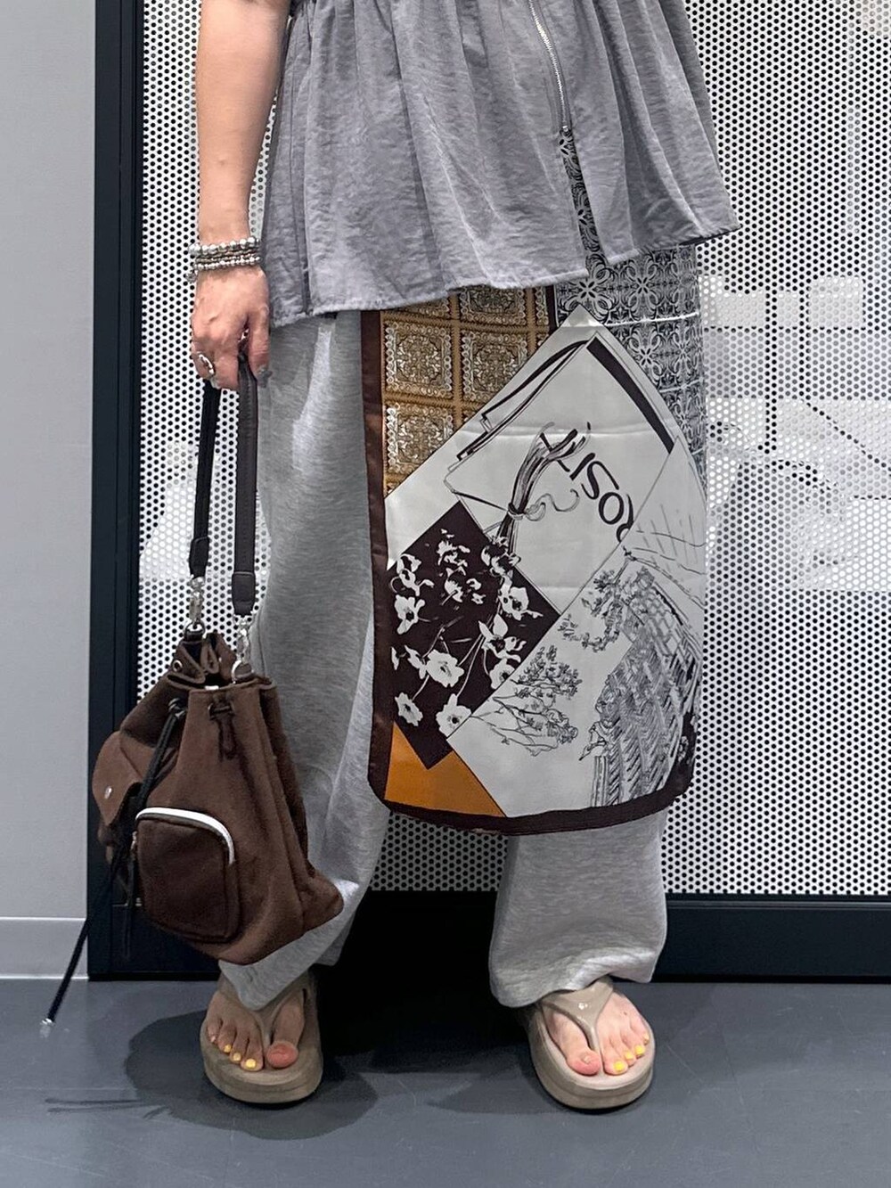 ホワイト系のTシャツ/カットソー、ブラウン系のショルダーバッグ、ベージュ系のサンダルを着用したレディースの夏コーディネートの5枚目の写真