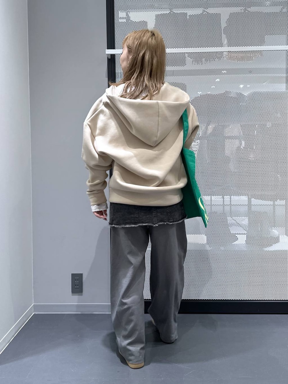 ホワイト系のTシャツ/カットソー、グリーン系のトートバッグ、ベージュ系のその他シューズを着用したレディースの冬コーディネートの5枚目の写真