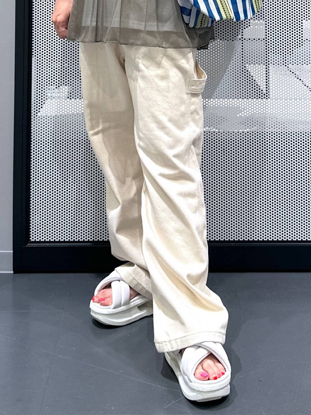 ブルー系のトートバッグ、グリーン系のTシャツ/カットソー、その他のピアス（両耳用）を着用したレディースの夏コーディネートの5枚目の写真