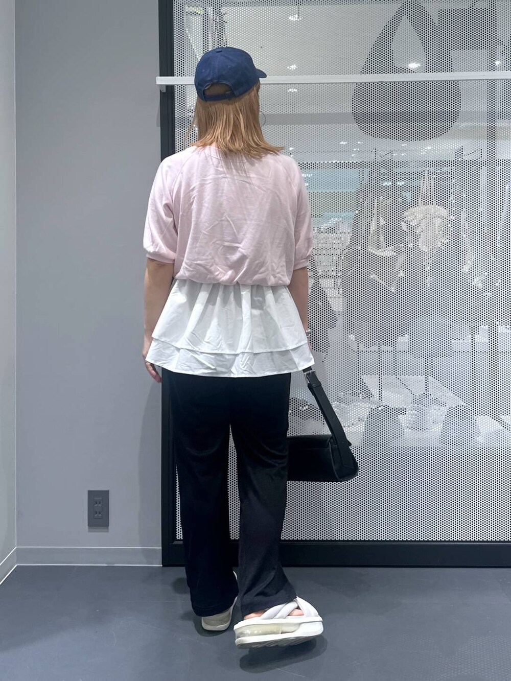 ブラック系のショルダーバッグ、ブラック系のその他パンツ、その他のピアス(両耳用)を着用したレディースの夏コーディネートの3枚目の写真