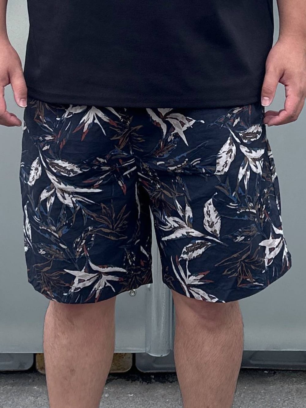 ブルー系のその他パンツ、ブラック系のTシャツ/カットソー、グレー系のスニーカーを着用したメンズの春コーディネートの4枚目の写真