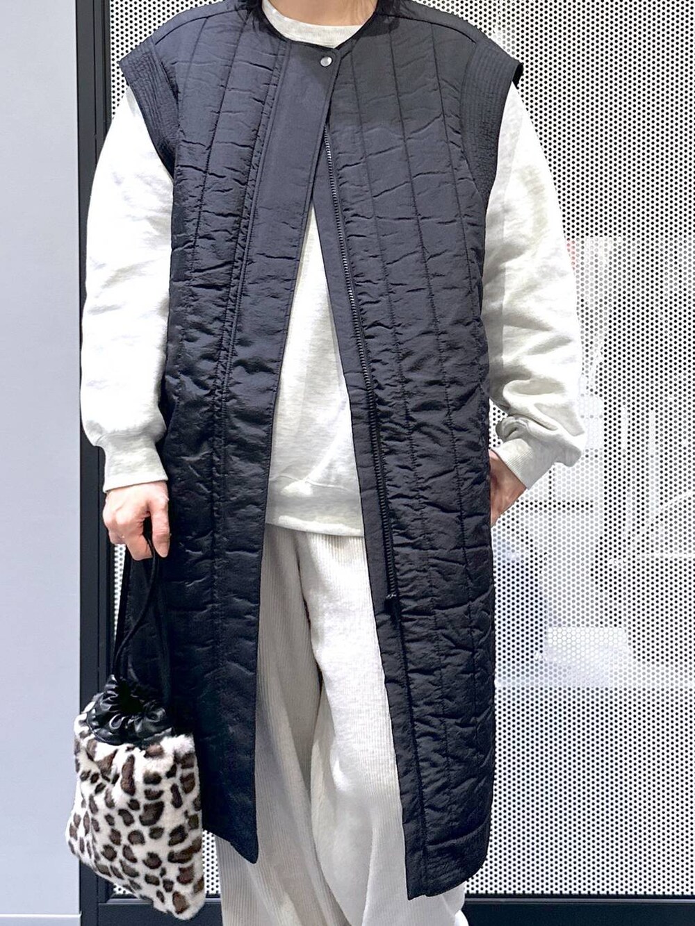 ブラウン系のスニーカー、グレー系のその他パンツ、その他のショルダーバッグを着用したレディースの冬コーディネートの5枚目の写真