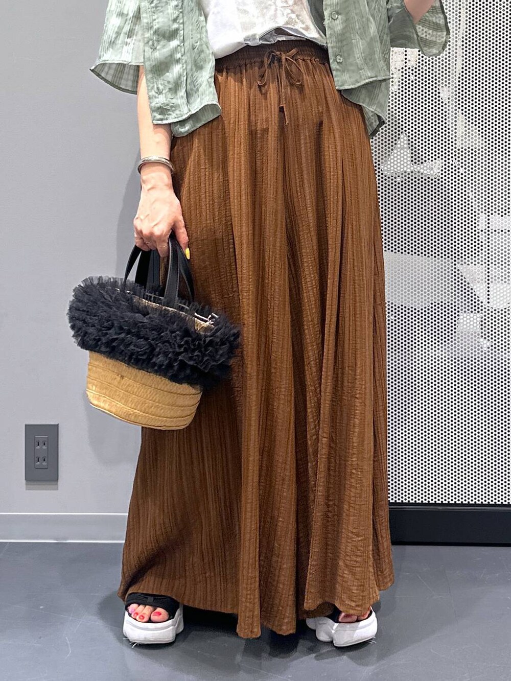 ベージュ系のショルダーバッグ、ホワイト系のTシャツ/カットソー、グリーン系のシャツ/ブラウスを着用したレディースの春コーディネートの5枚目の写真