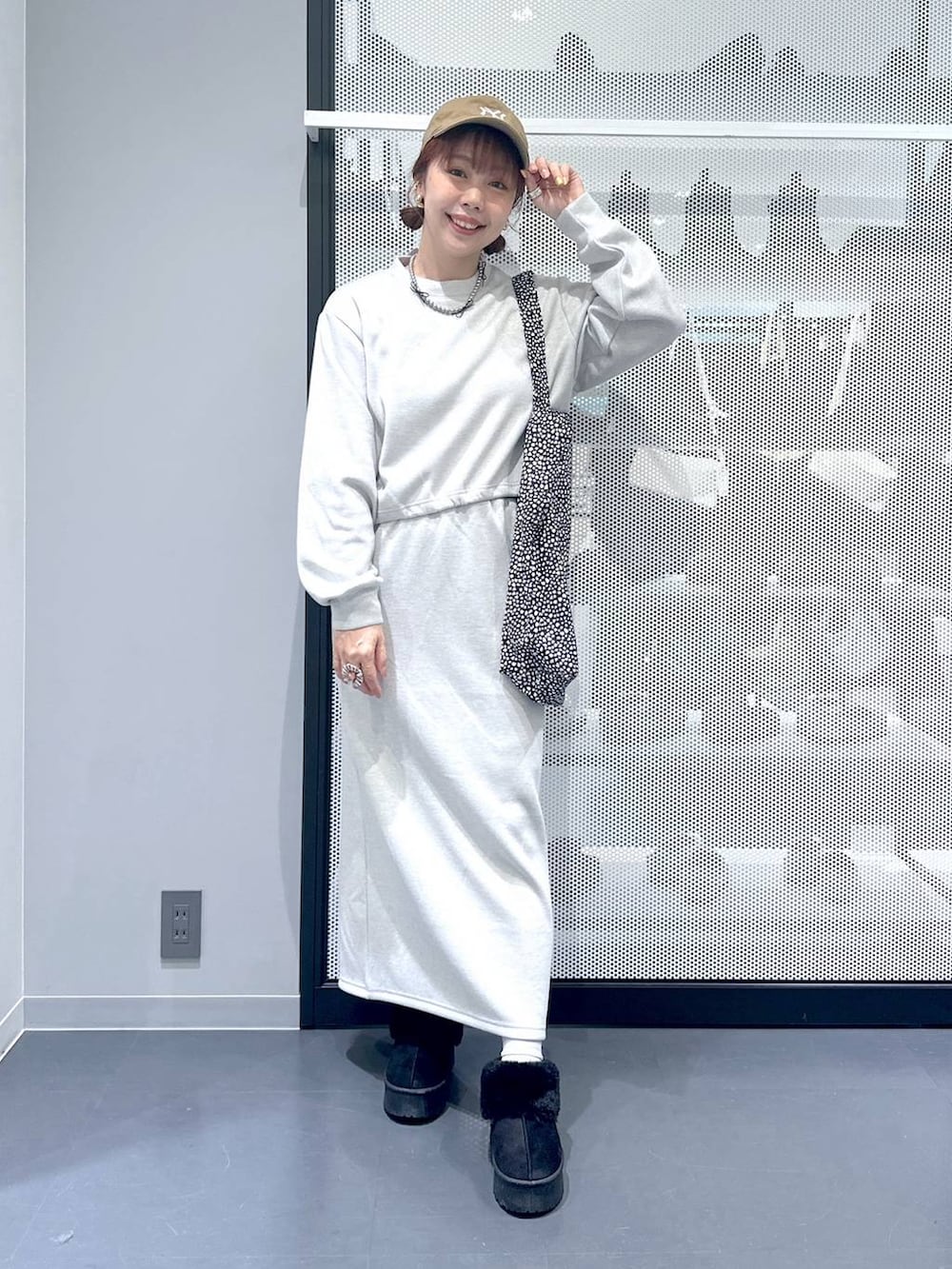 ホワイト系のその他アウター、ベージュ系のトートバッグ、ベージュ系のスウェットを着用したレディースの秋コーディネートの2枚目の写真