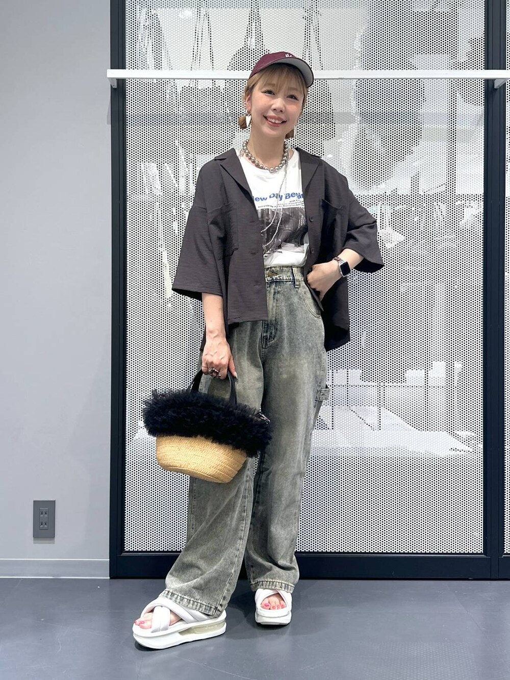 ベージュ系のショルダーバッグ、グレー系のシャツ/ブラウス、ホワイト系のTシャツ/カットソーを着用したレディースの夏コーディネートの6枚目の写真