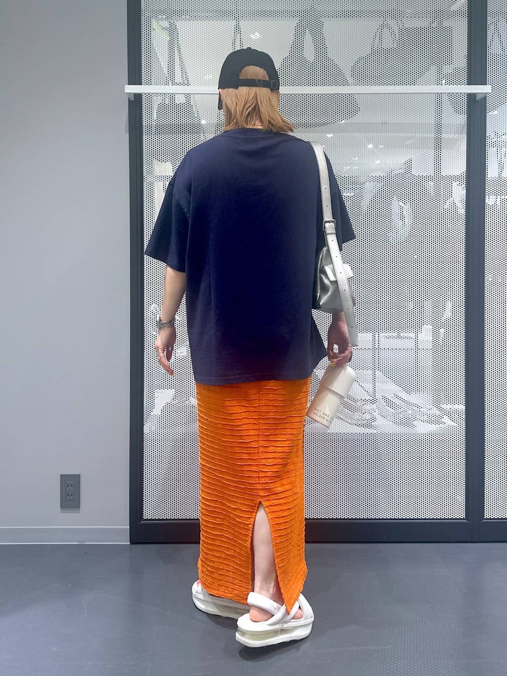 その他のショルダーバッグ、オレンジ系のスカート、ブルー系のTシャツ/カットソーを着用したレディースの夏コーディネートの3枚目の写真