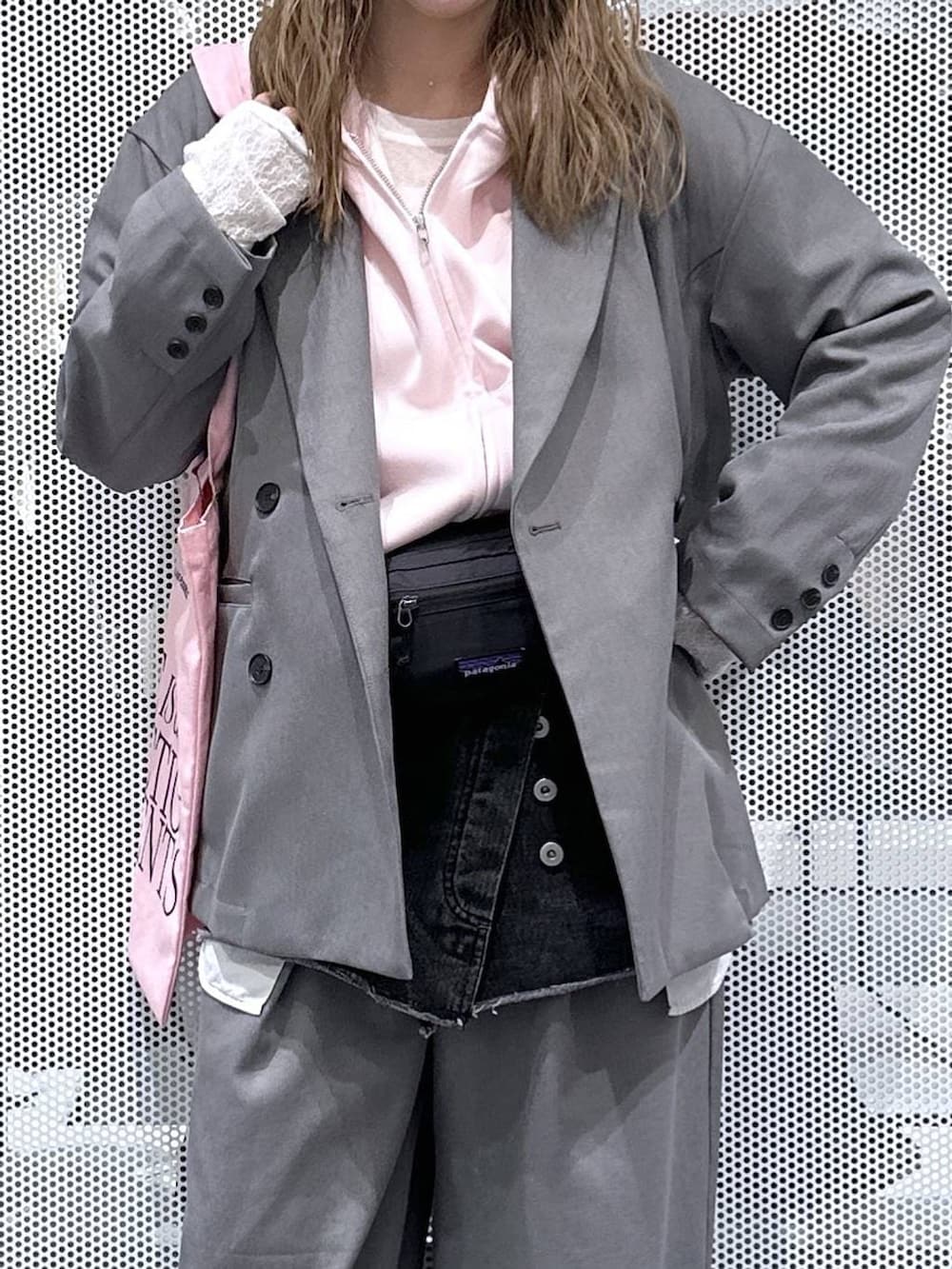 ホワイト系のTシャツ/カットソー、ピンク系のトートバッグ、ベージュ系のスニーカーを着用したレディースの春コーディネートの4枚目の写真