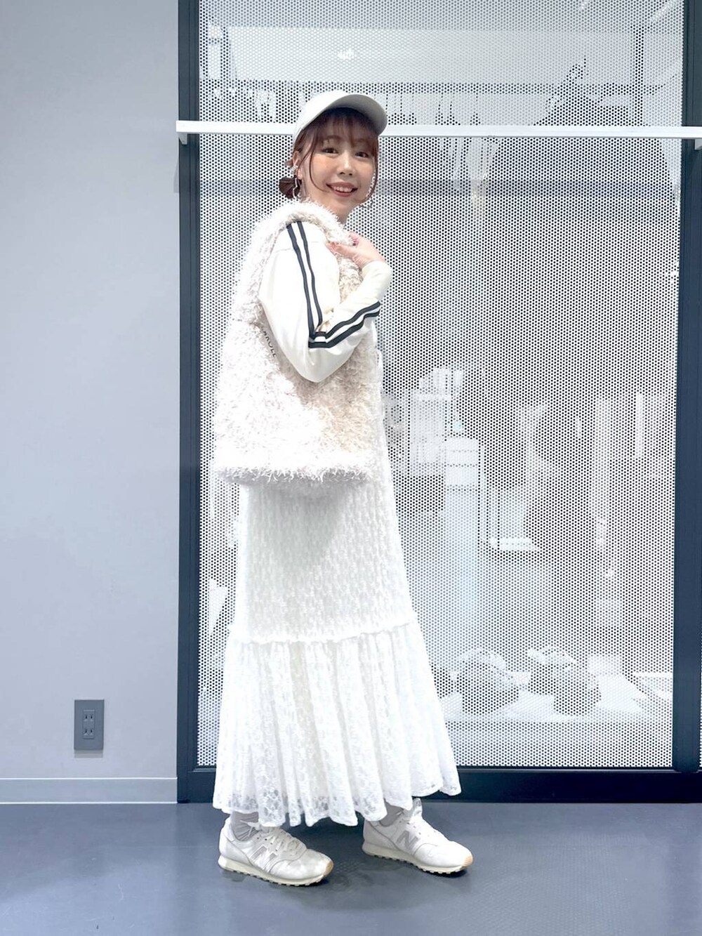 ホワイト系のスニーカー、ホワイト系のワンピース、ベージュ系のショルダーバッグを着用したレディースの秋コーディネートの3枚目の写真