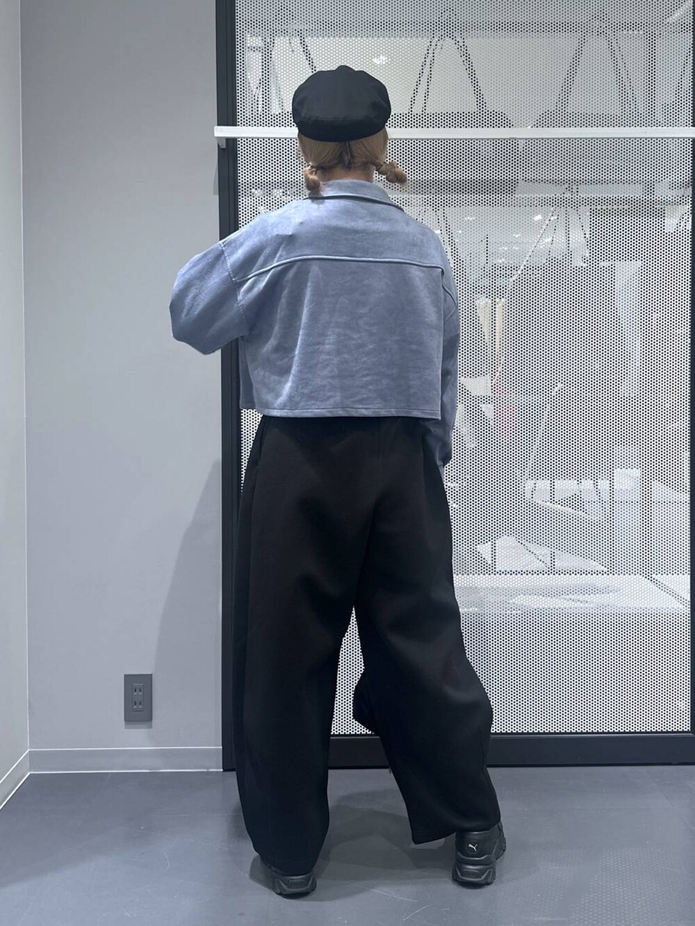 ホワイト系のタンクトップ、ブラック系のショルダーバッグ、ブラック系のスウェットパンツを着用したレディースの秋コーディネートの2枚目の写真