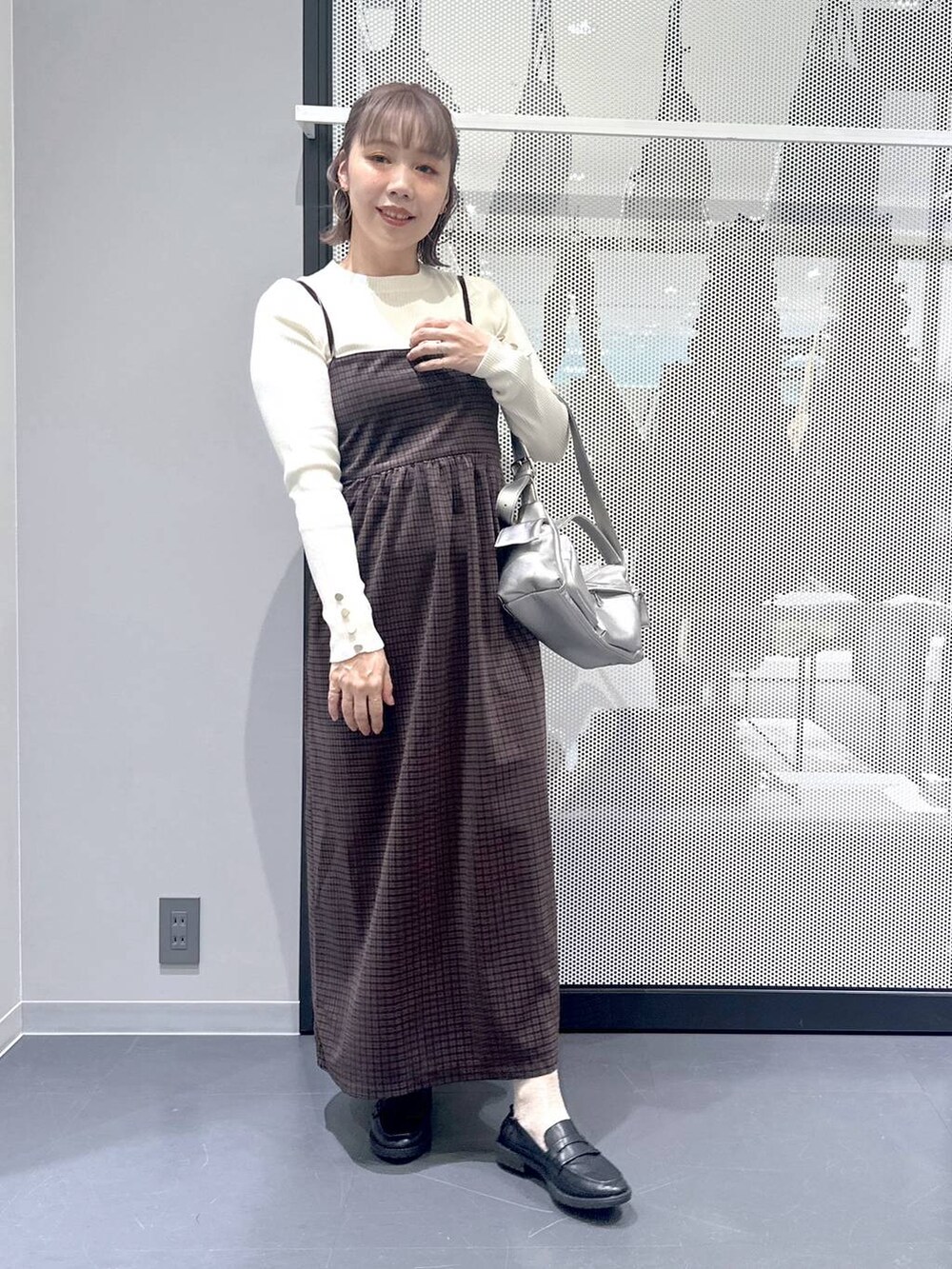 ホワイト系のニット/セーター、ブラック系のブルゾン、ブラック系のローファーを着用したレディースの冬コーディネートの2枚目の写真