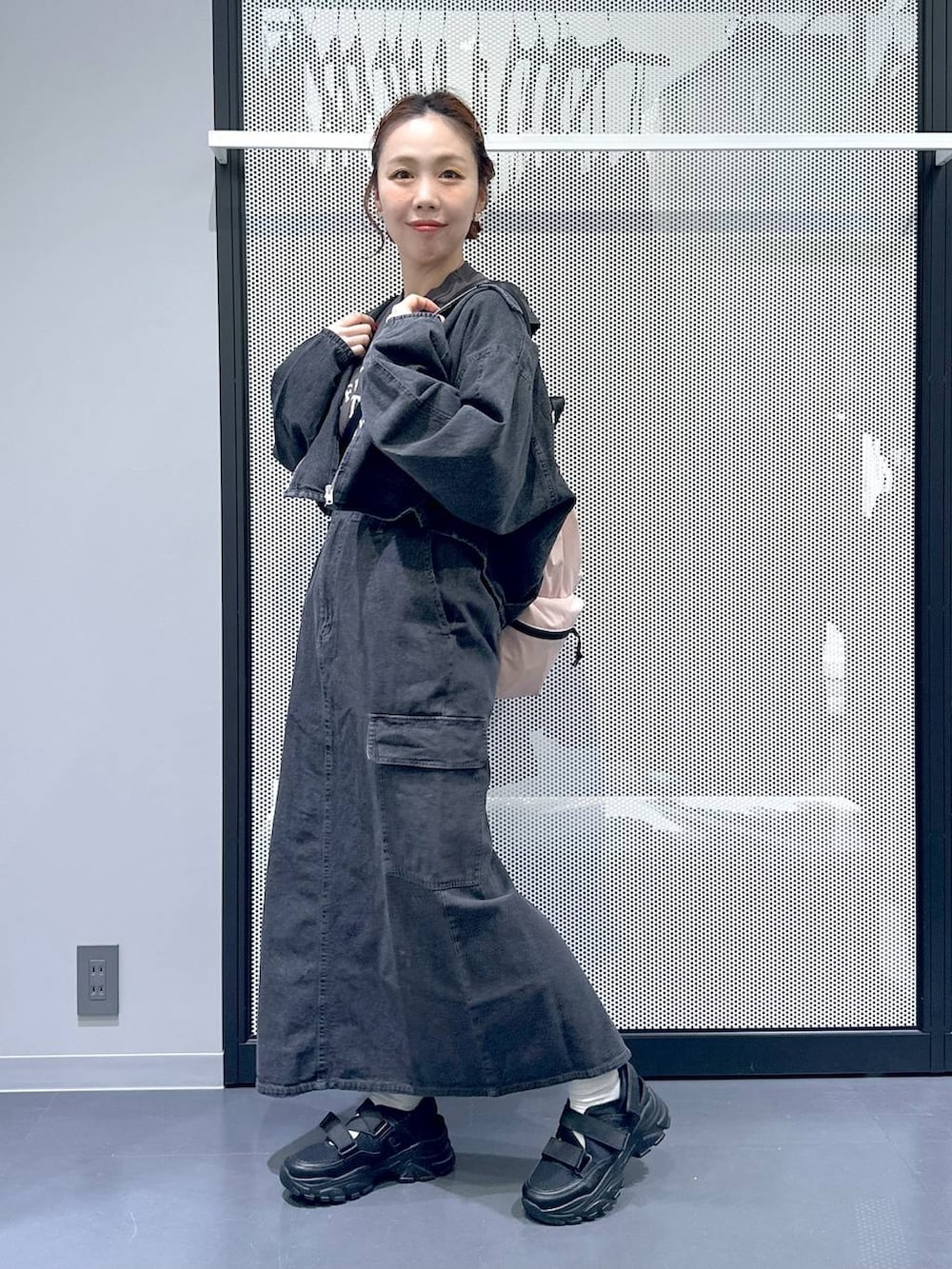 ブラック系のスニーカー、グレー系のデニムスカート、グレー系のデニムジャケットを着用したレディースの春コーディネートの2枚目の写真