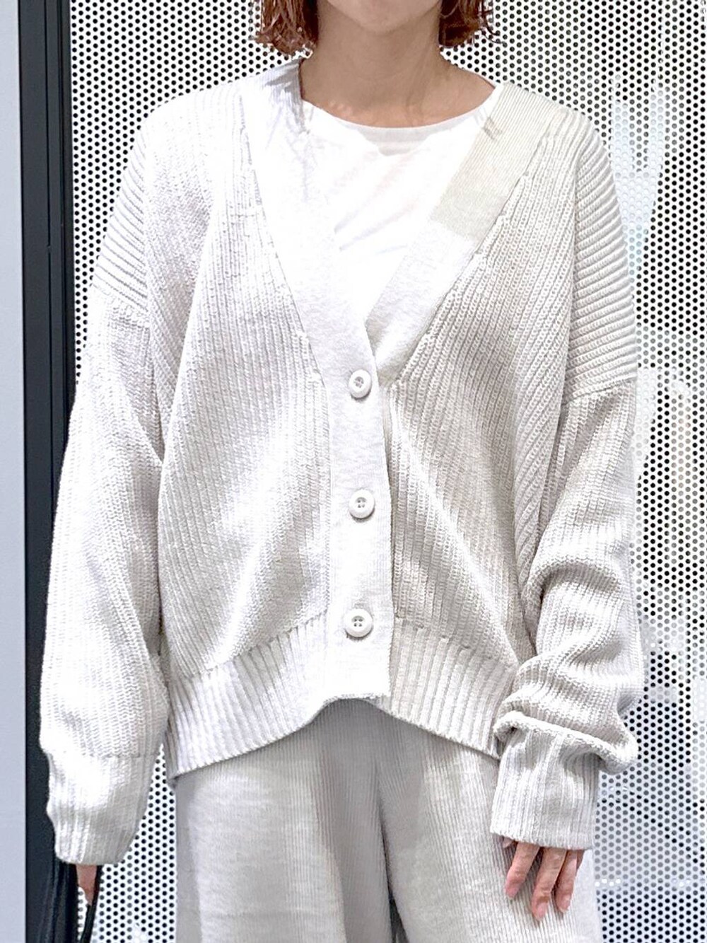 ブラウン系のスニーカー、グレー系のカーディガン/ボレロ、グレー系のその他パンツを着用したレディースの秋コーディネートの4枚目の写真