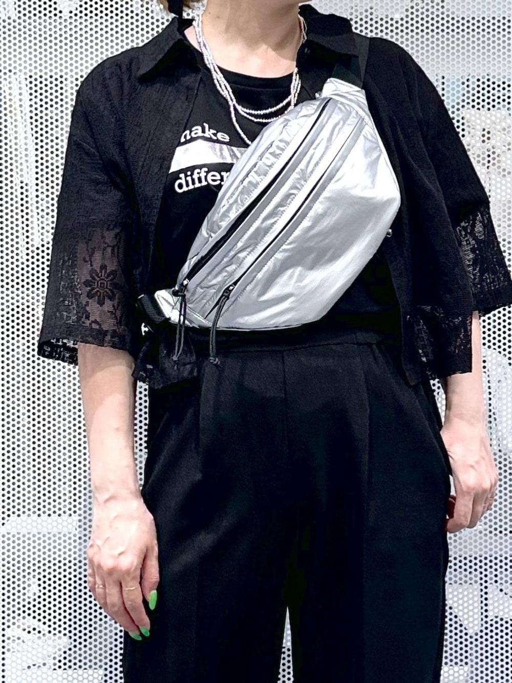 シルバー系のボディバッグ/ウエストポーチ、ブラック系のシャツ/ブラウス、ブラック系のTシャツ/カットソーを着用したレディースの春コーディネートの5枚目の写真