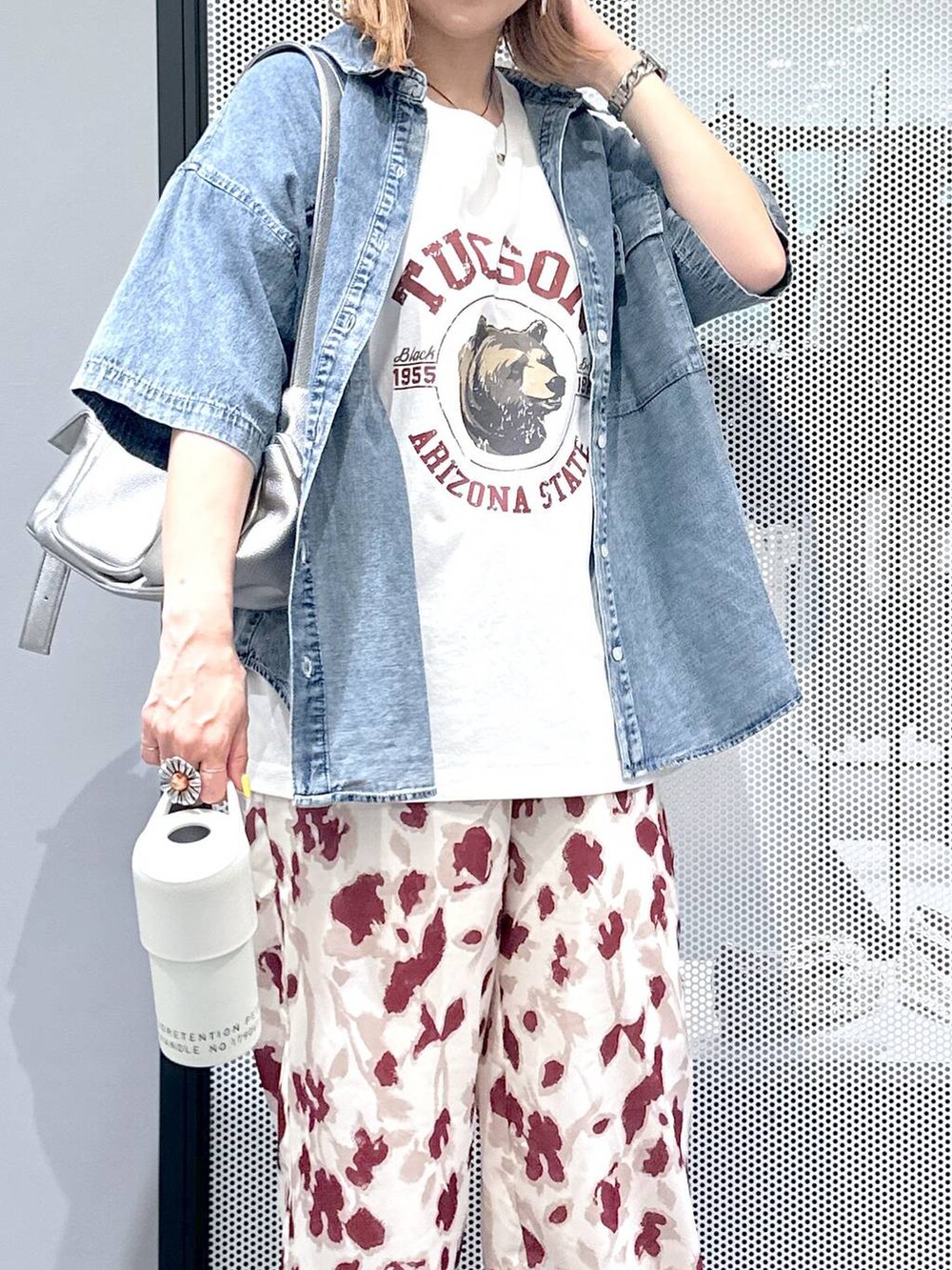 その他のショルダーバッグ、ブルー系のシャツ/ブラウス、ホワイト系のその他パンツを着用したレディースの春コーディネートの4枚目の写真