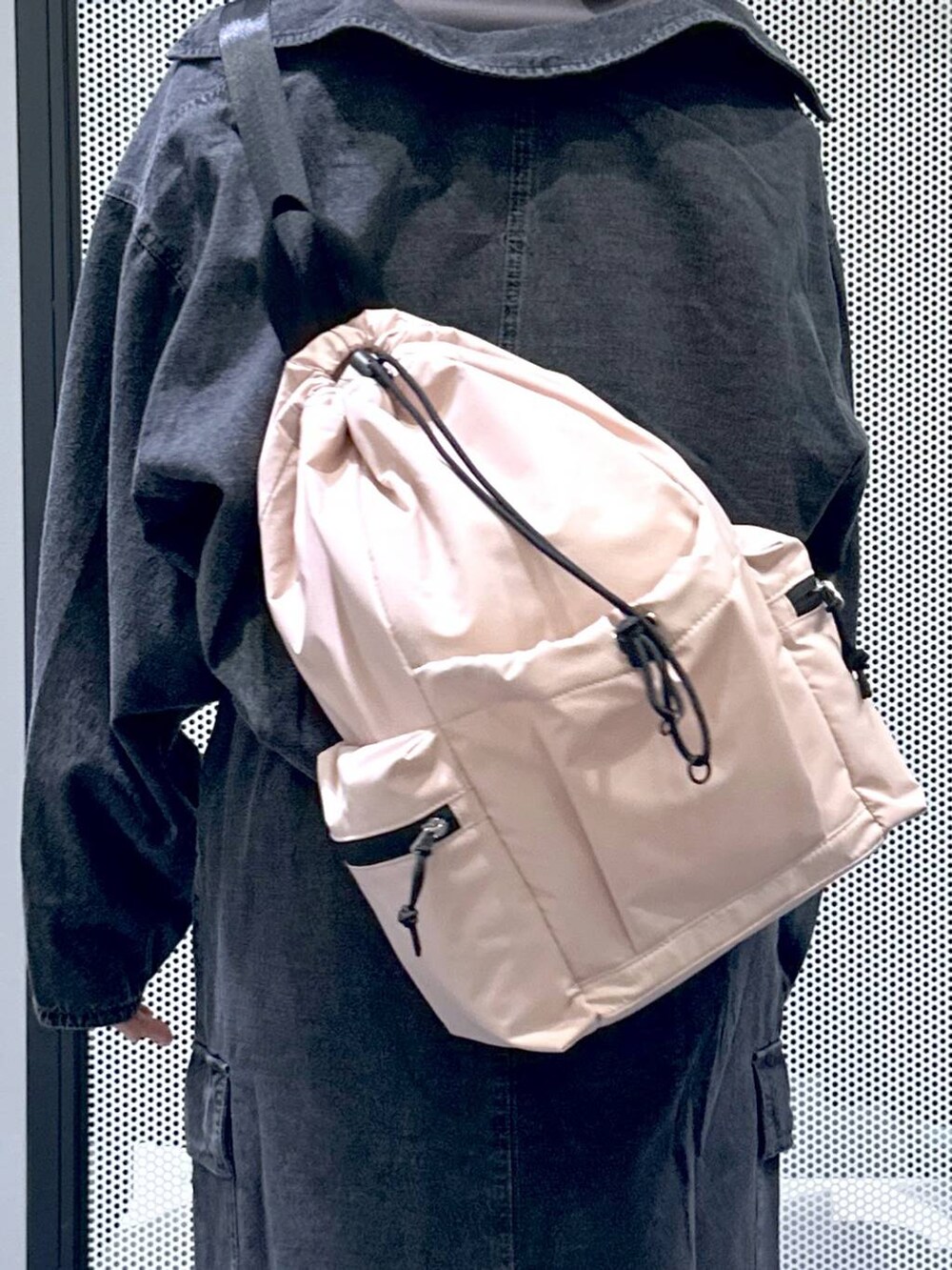 ブラック系のスニーカー、グレー系のデニムスカート、グレー系のデニムジャケットを着用したレディースの春コーディネートの8枚目の写真