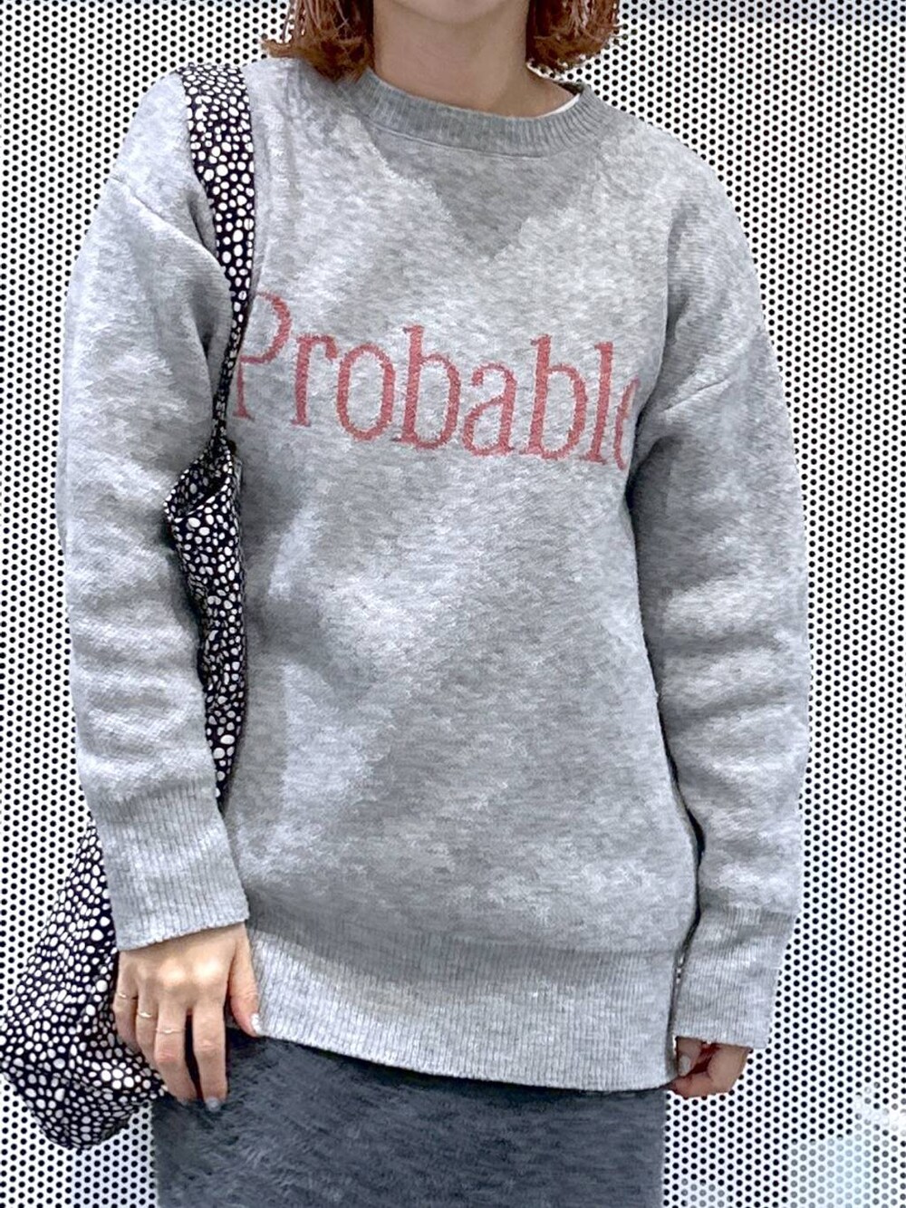 ブラック系のトートバッグ、ブラック系のブーツ、ブラック系のブルゾンを着用したレディースの冬コーディネートの8枚目の写真