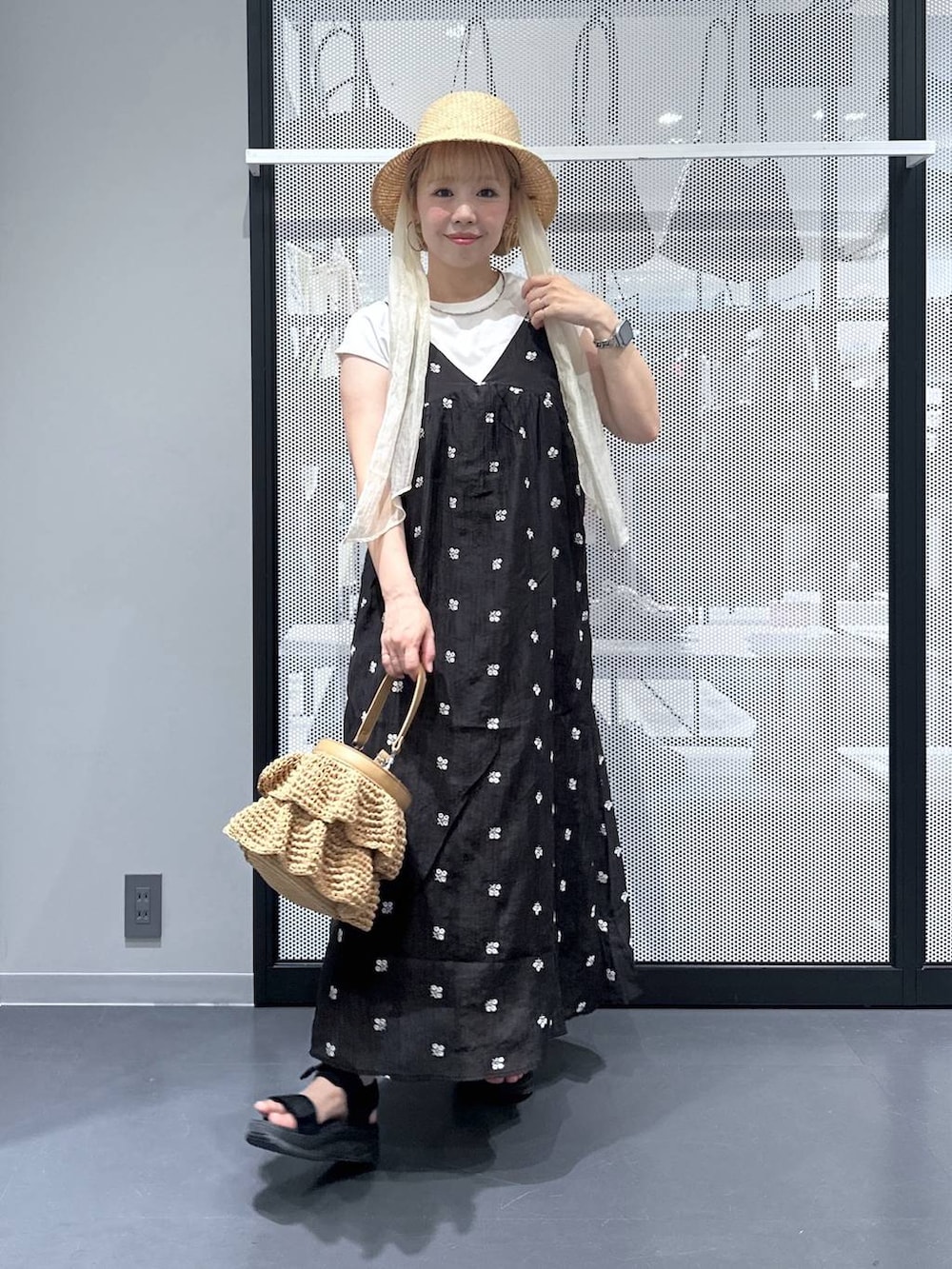 ブラック系のワンピース、ベージュ系のショルダーバッグ、ホワイト系のTシャツ/カットソーを着用したレディースの夏コーディネートの5枚目の写真