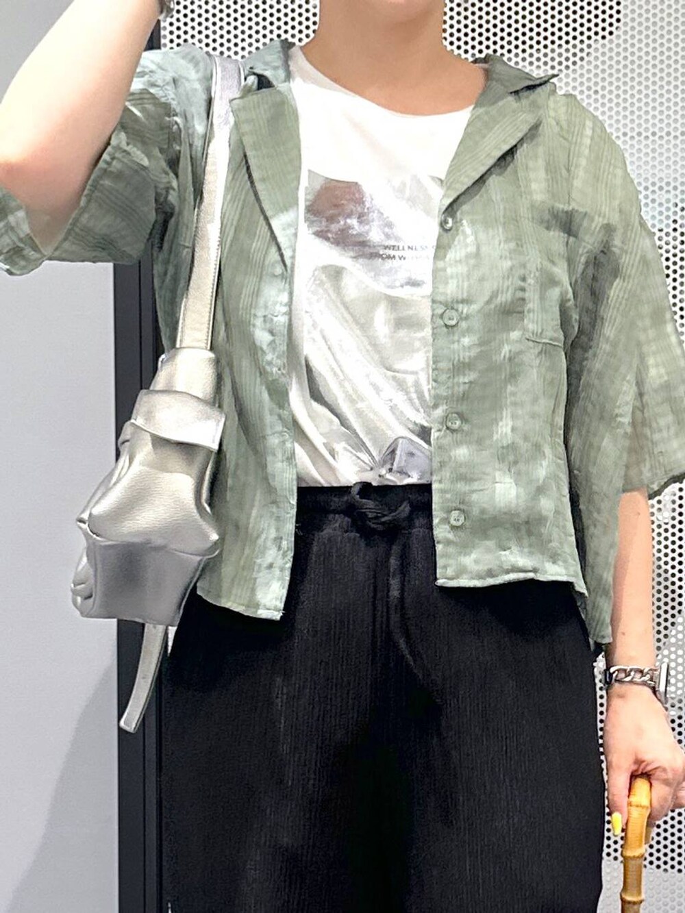 その他のショルダーバッグ、ブラック系のその他パンツ、ホワイト系のTシャツ/カットソーを着用したレディースの夏コーディネートの3枚目の写真