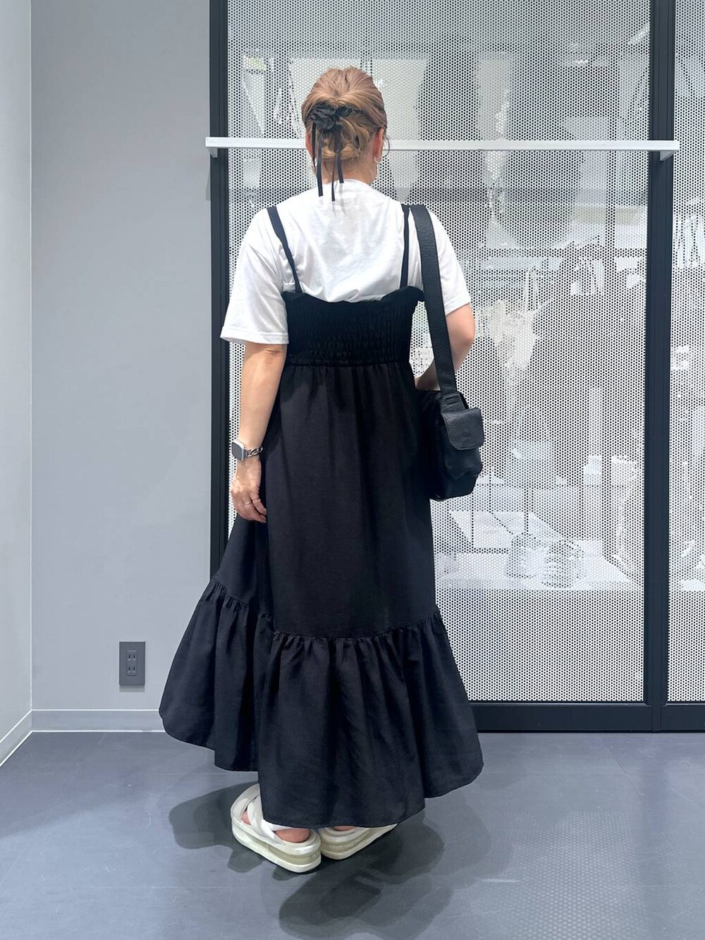 ブラック系のショルダーバッグ、ホワイト系のTシャツ/カットソー、ブラック系のワンピースを着用したレディースの夏コーディネートの3枚目の写真