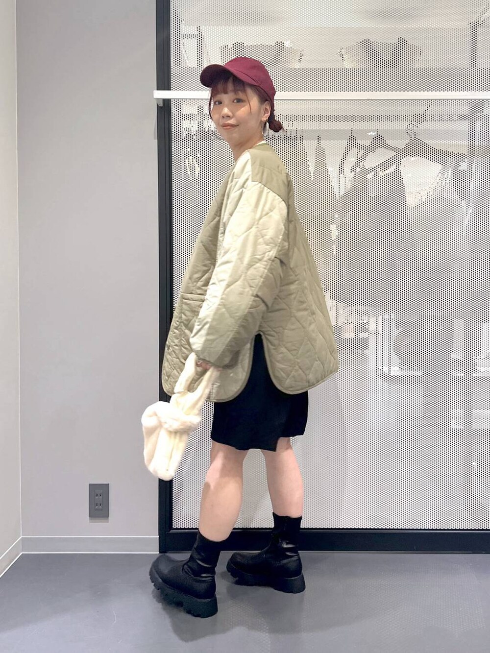 ブラック系のその他パンツ、ホワイト系のショルダーバッグ、ブラック系のブーツを着用したレディースの秋コーディネートの5枚目の写真