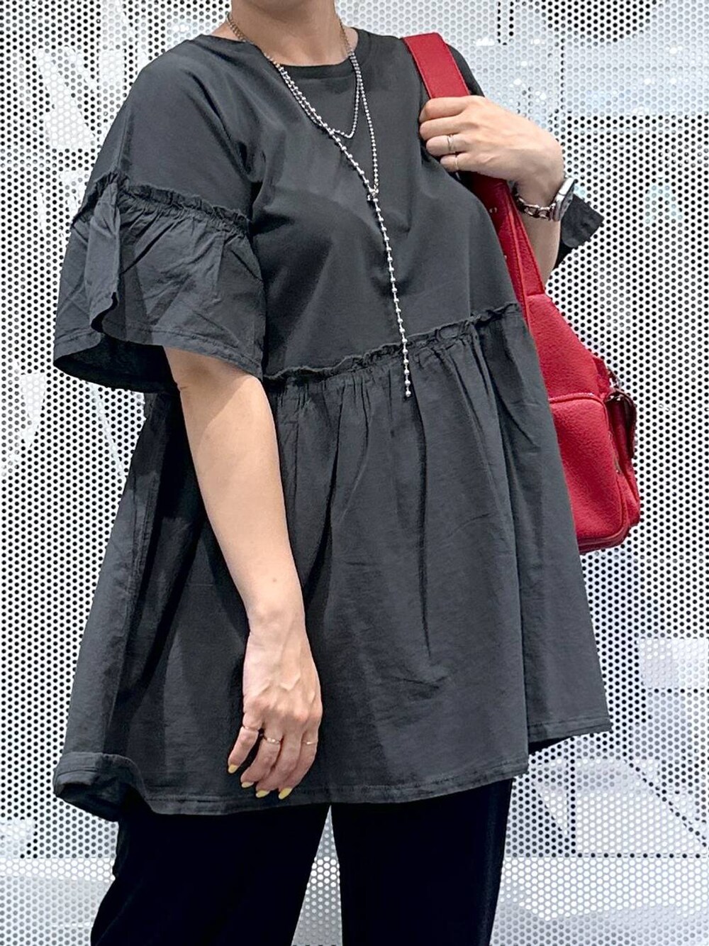 レッド系のショルダーバッグ、ブラック系のサンダル、ブラック系のその他パンツを着用したレディースの夏コーディネートの4枚目の写真