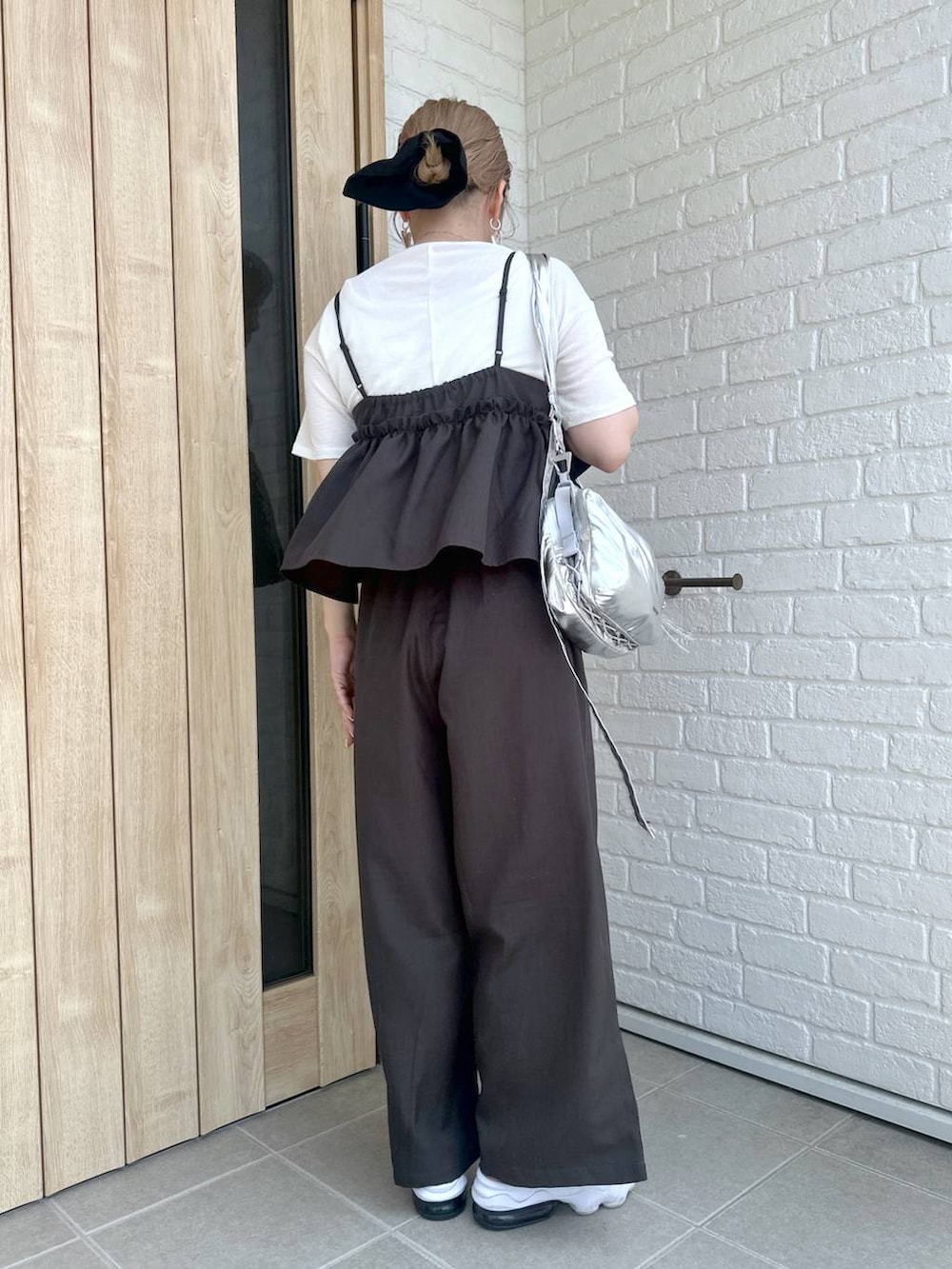 ブラック系のつなぎ/オールインワン、ブラック系のサンダル、シルバー系のショルダーバッグを着用したレディースの春コーディネートの2枚目の写真