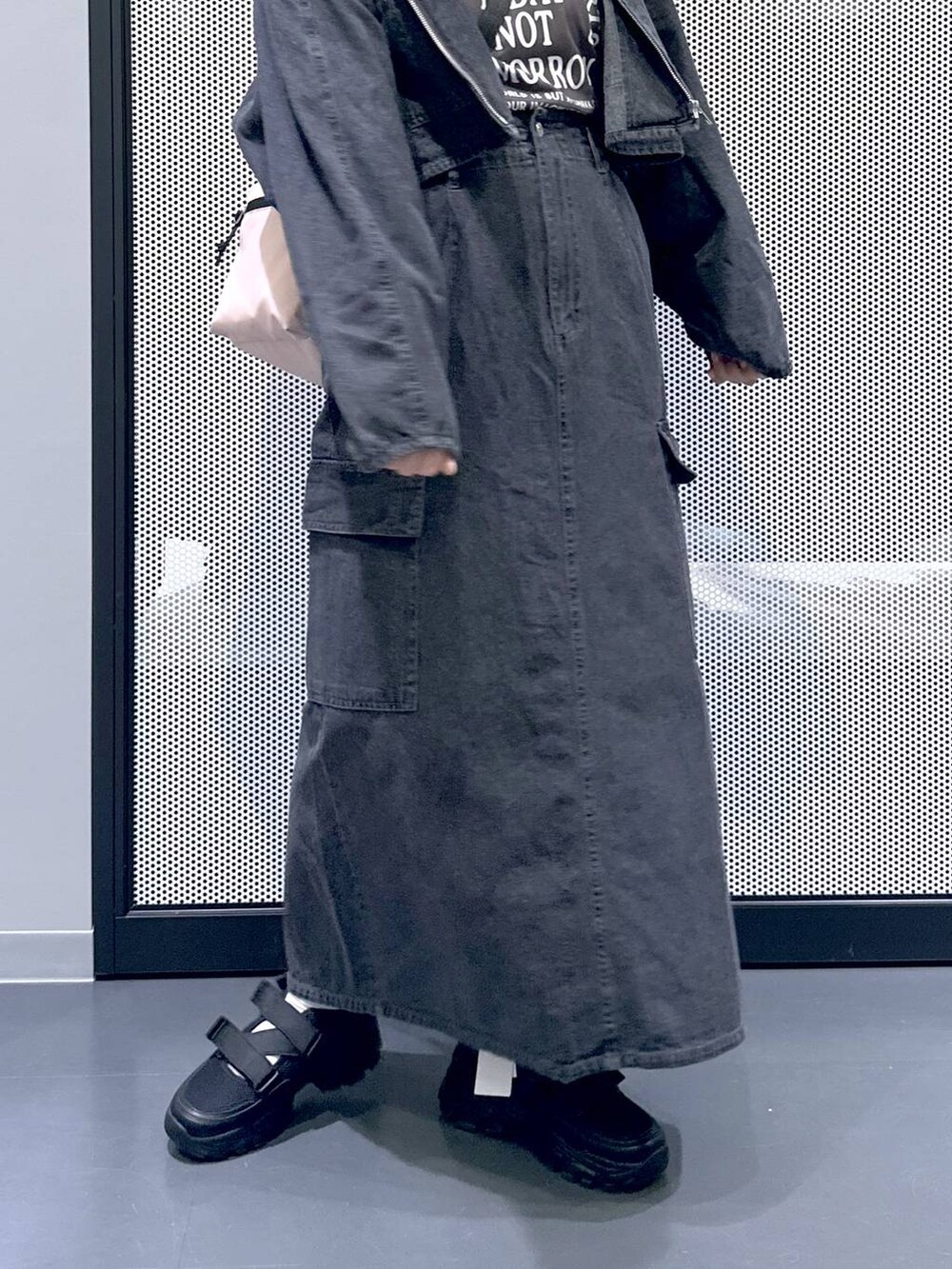 ブラック系のスニーカー、グレー系のデニムスカート、グレー系のデニムジャケットを着用したレディースの春コーディネートの7枚目の写真