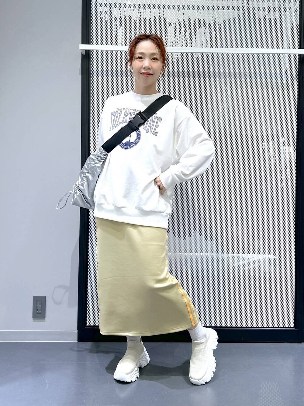 グリーン系のスカート、シルバー系のショルダーバッグ、ブラック系のシュシュを着用したレディースの冬コーディネートの8枚目の写真