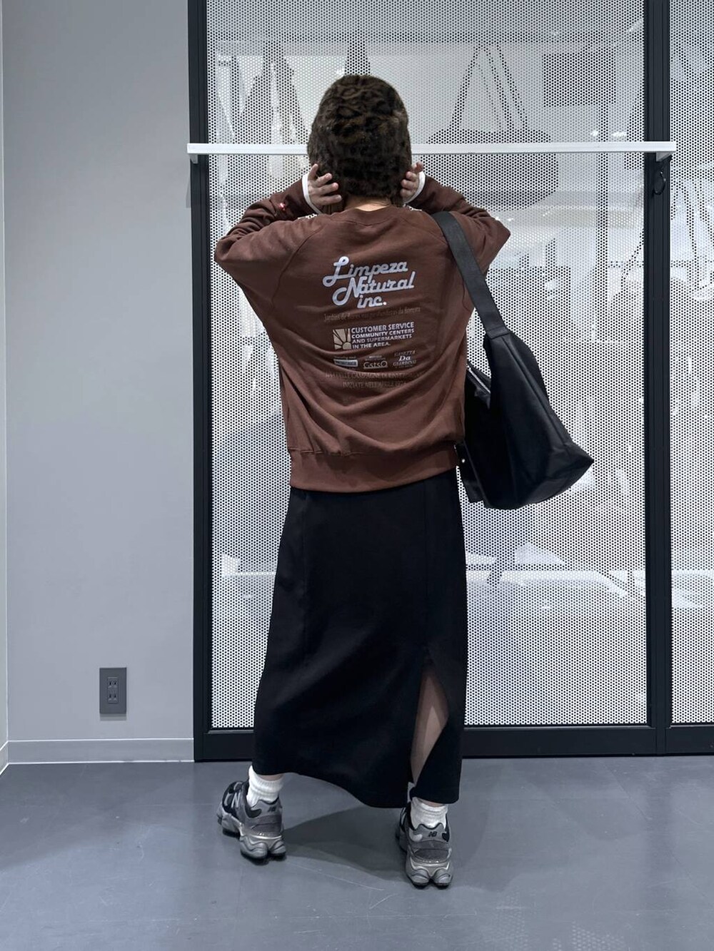 ブラック系のスカート、ブラック系のショルダーバッグ、その他のピアス(両耳用)を着用したレディースの冬コーディネートの2枚目の写真