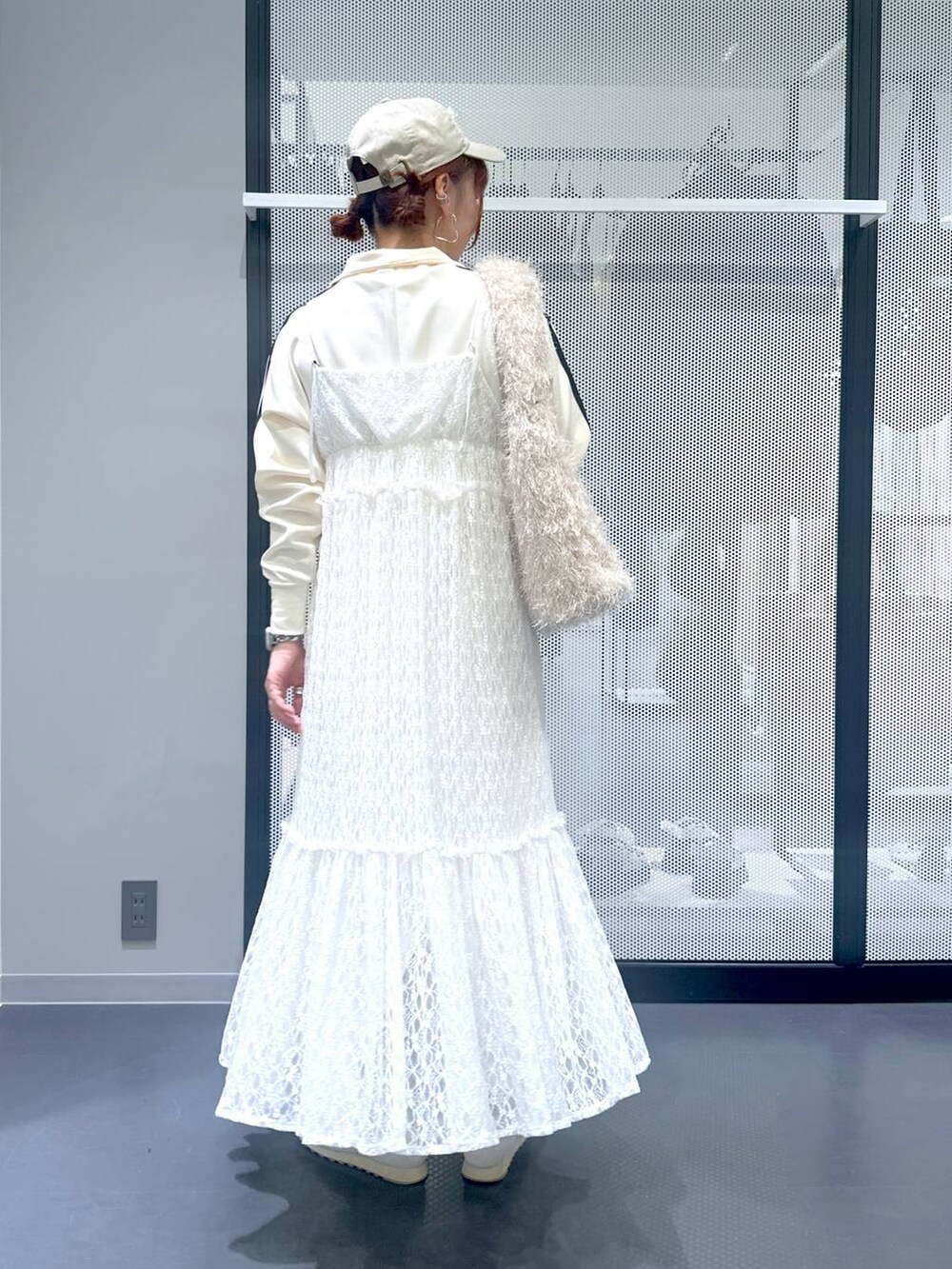 ホワイト系のスニーカー、ホワイト系のワンピース、ベージュ系のショルダーバッグを着用したレディースの秋コーディネートの4枚目の写真