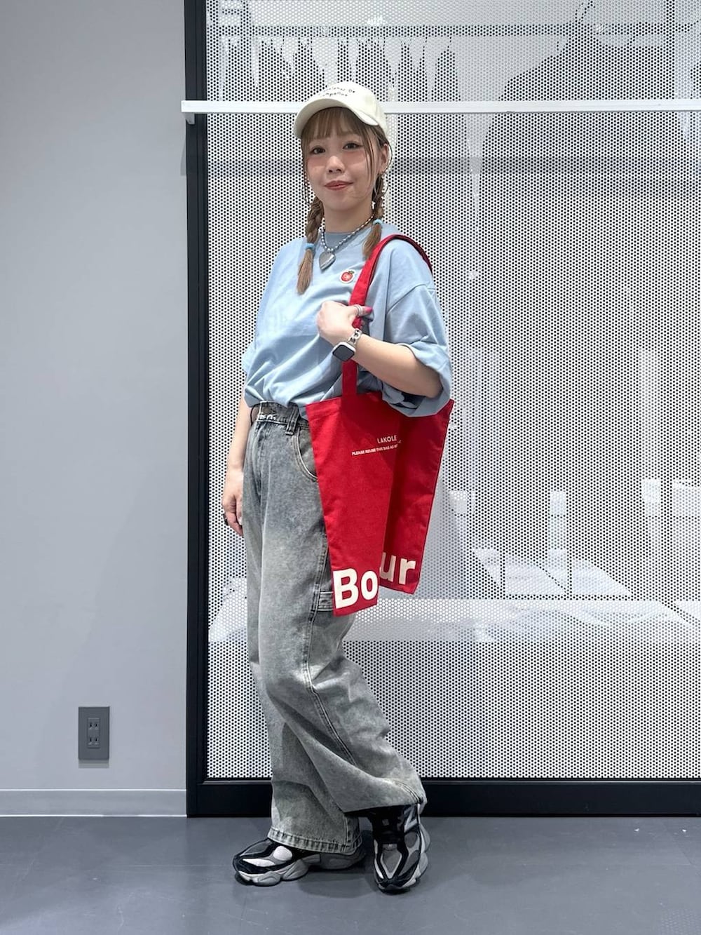 レッド系のトートバッグ、その他のピアス(両耳用)、シルバー系のデジタル腕時計を着用したレディースの夏コーディネートの8枚目の写真