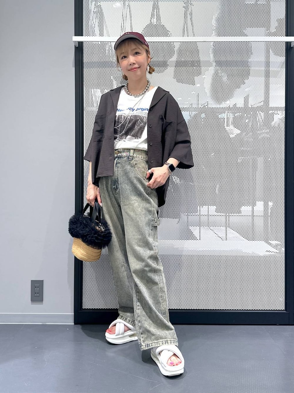 ベージュ系のショルダーバッグ、グレー系のシャツ/ブラウス、ホワイト系のTシャツ/カットソーを着用したレディースの夏コーディネートの2枚目の写真