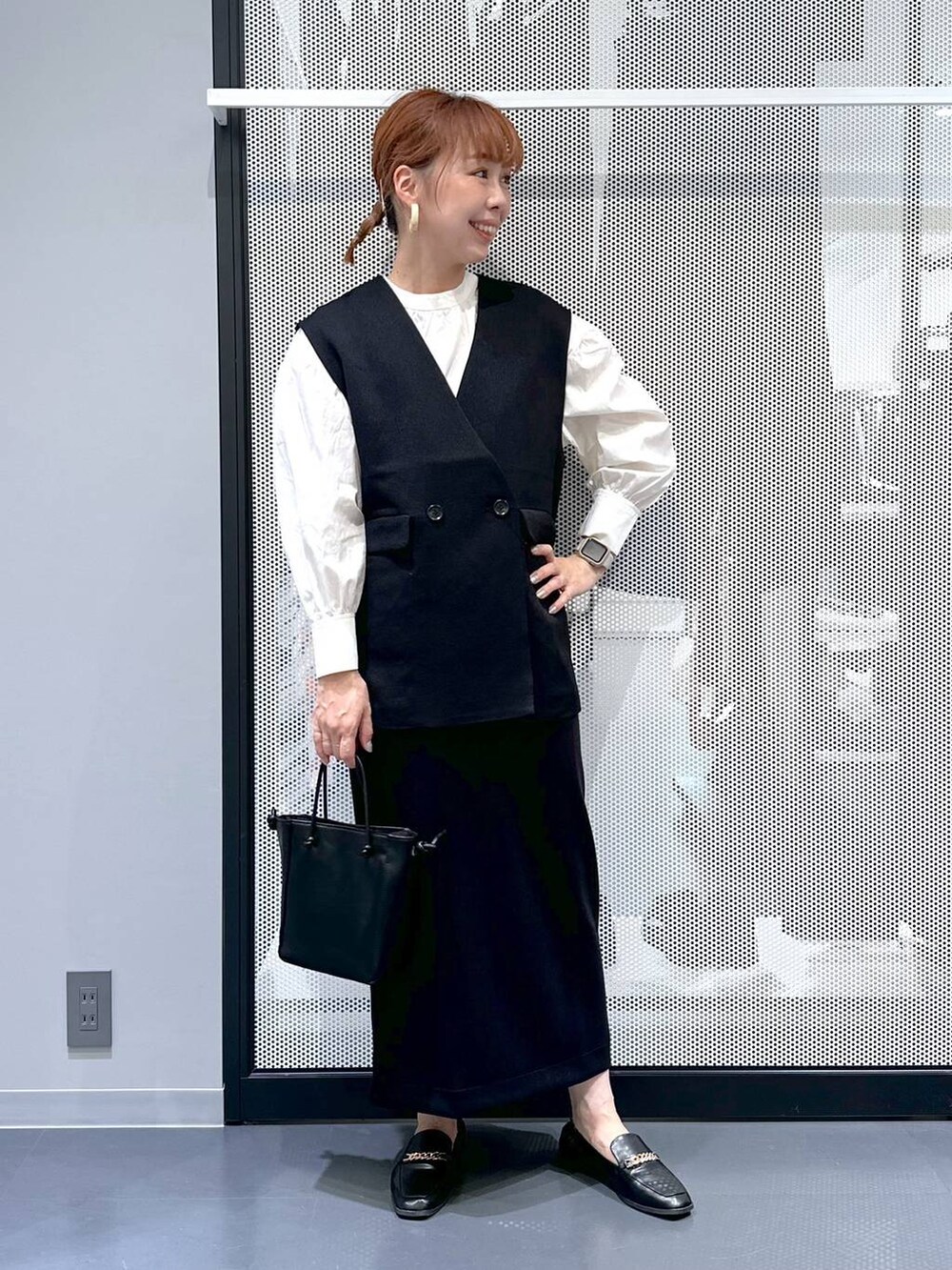 ホワイト系のシャツ/ブラウス、ブラック系のショルダーバッグ、ブラック系のローファーを着用したレディースの冬コーディネートの2枚目の写真