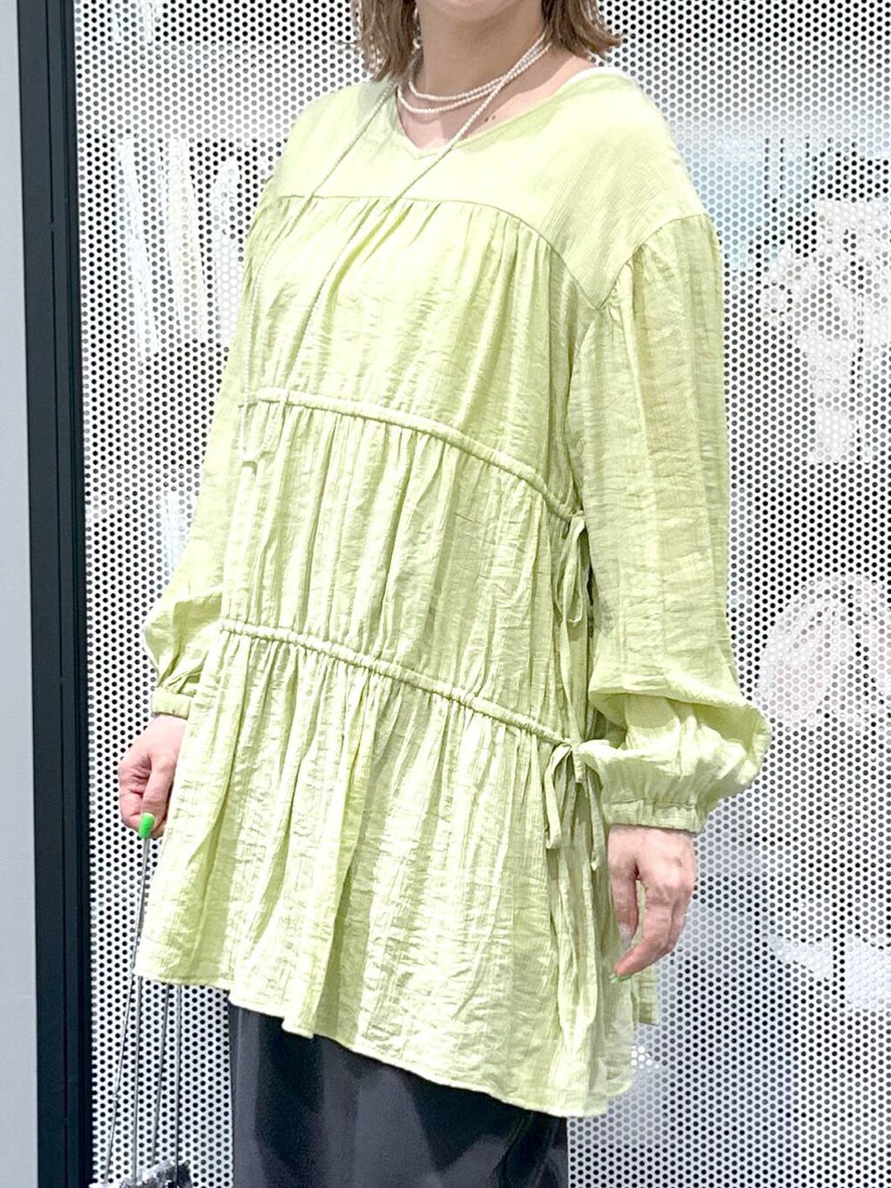 「シンプル、カジュアル、差し色コーデ、着痩せ、ママコーデ、ラフ、きれいめ、ガーリー、LAKOLE」｜「LAKOLEのボリューム3連フープピアス / 156256（ピアス（両耳用）、ブラウン系）」を使った、riya.さん（レディース・158cm）の春コーディネートの4枚目の写真