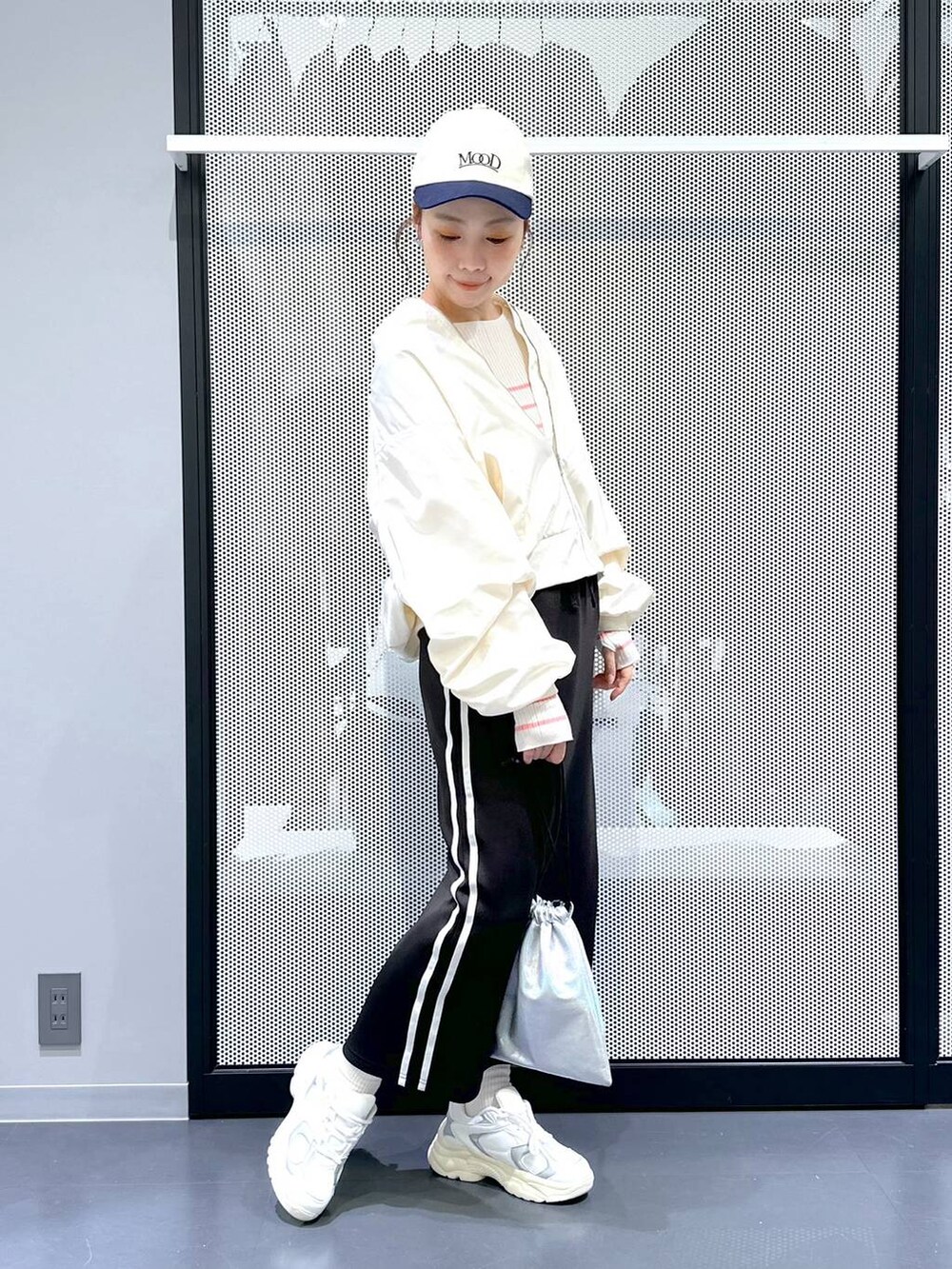 ブラック系のスカート、ベージュ系のMA-1、ピンク系のニット/セーターを着用したレディースの冬コーディネートの6枚目の写真